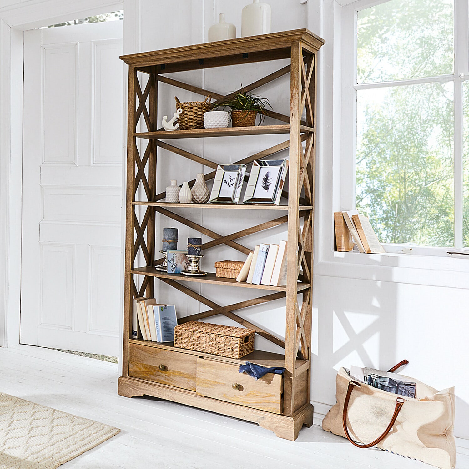 Scaffale Vélu Libreria in legno naturale con cassetti, decorazioni e libri in ambiente luminoso