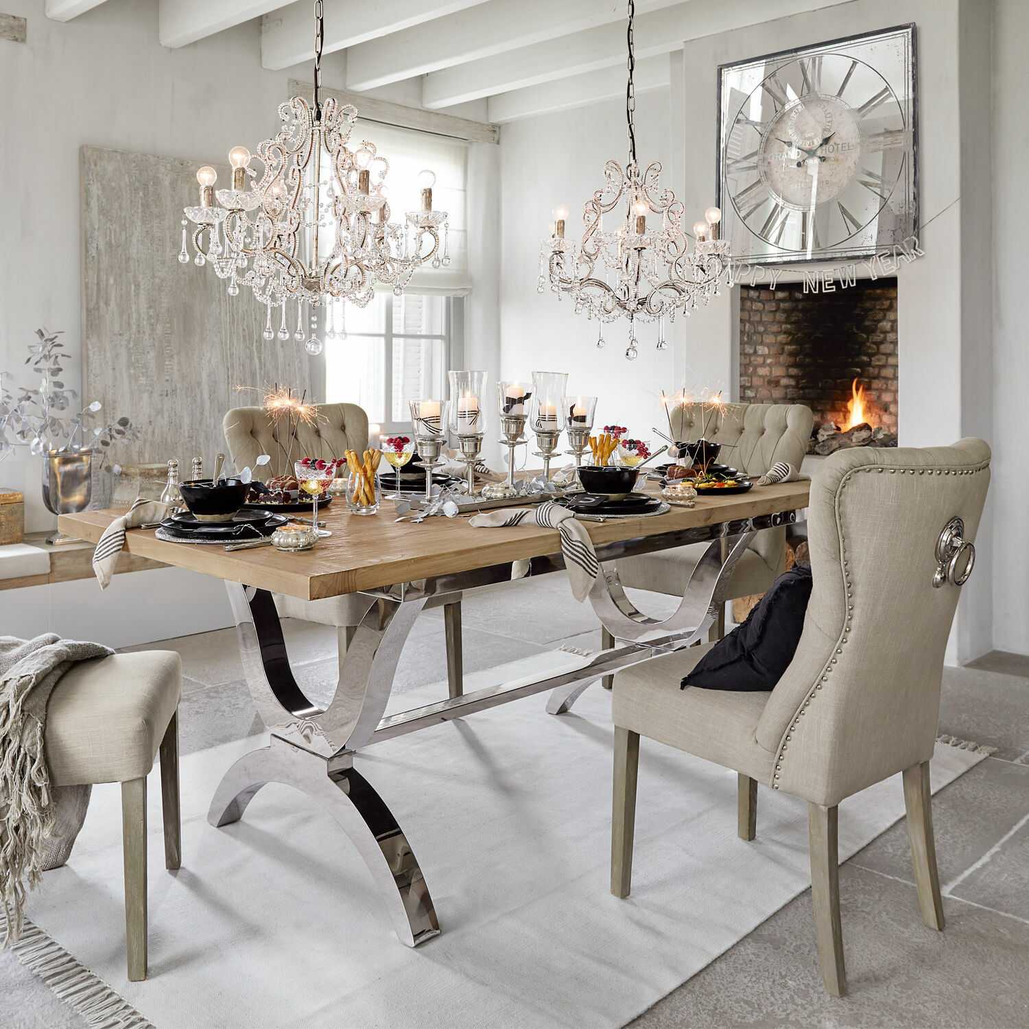 Tavolo Grover Sala da pranzo con tavolo in legno e sedie imbottite beige, decorazioni e lampadari di cristallo