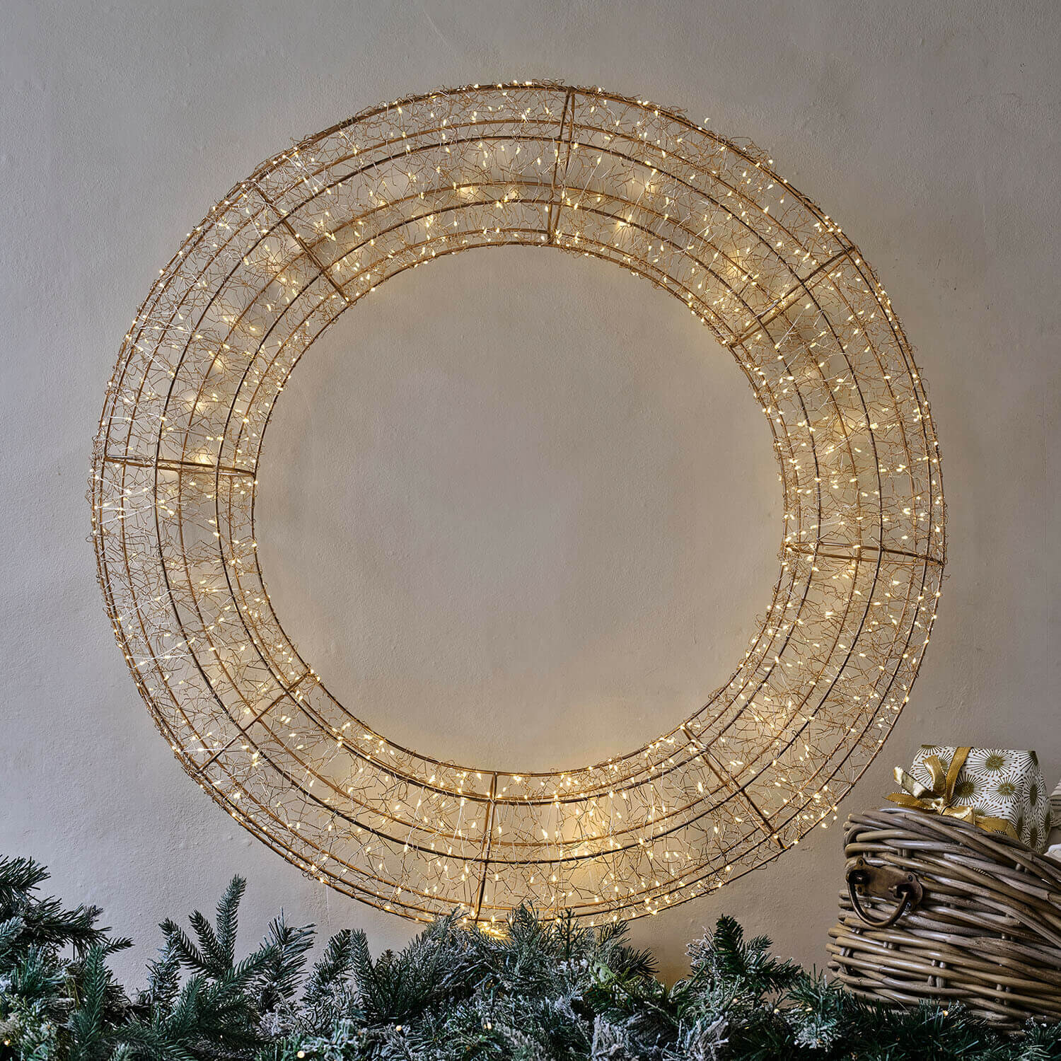 Ghirlanda a LED Raviyah Corona decorativa rotonda in rete metallica dorata con luci LED calde per decorazioni natalizie