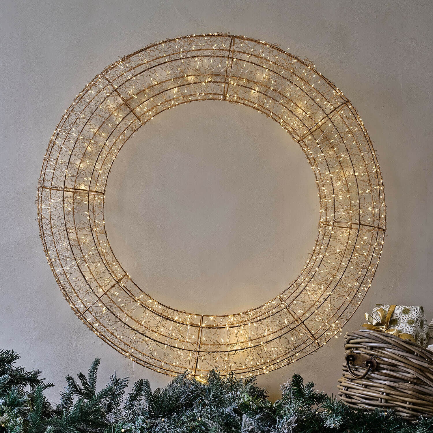 Ghirlanda a LED Raviyah Corona decorativa rotonda in rete metallica dorata con luci LED calde per decorazioni natalizie