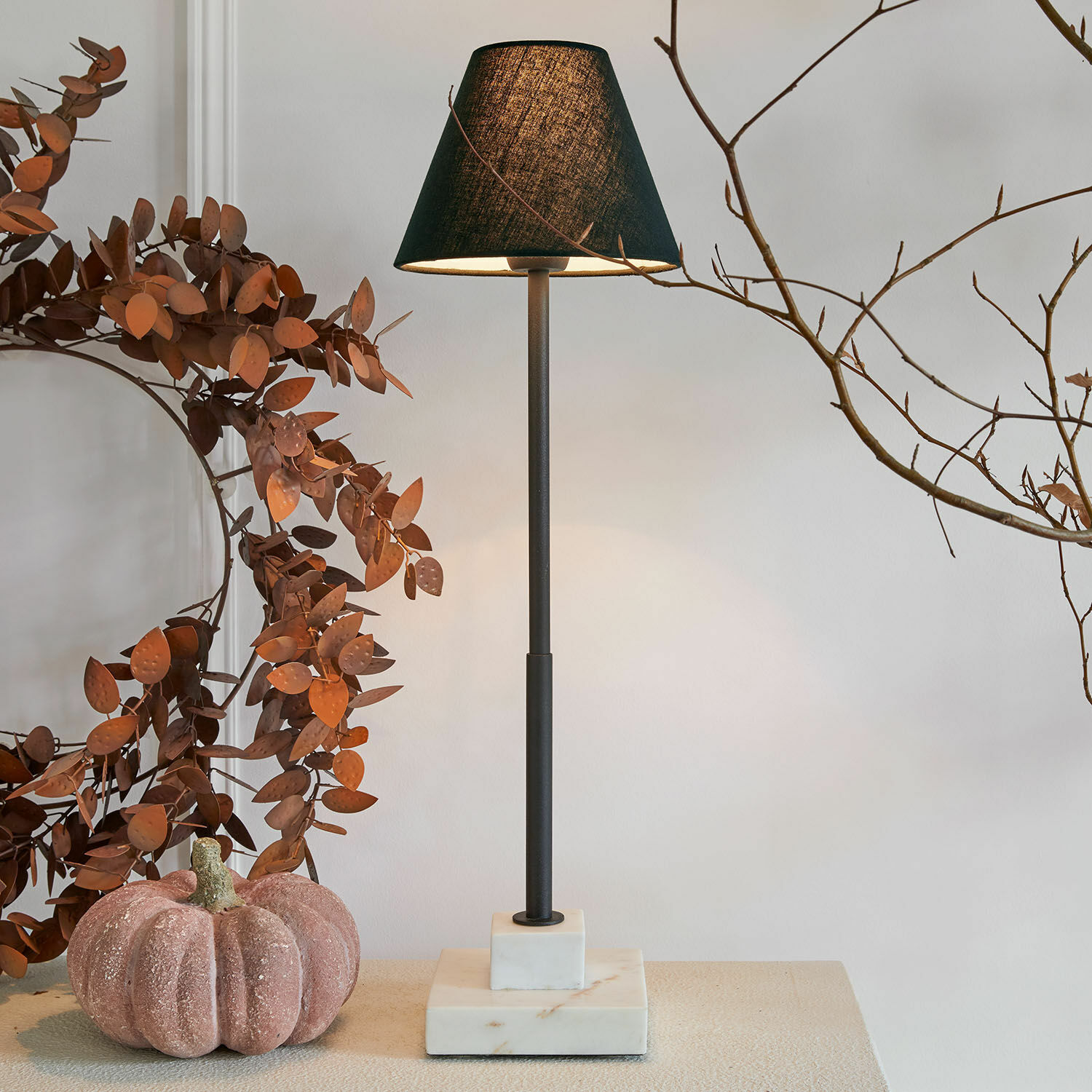 Lampada da tavolo Orvienne Lampada da tavolo con paralume nero e base in marmo, design moderno per soggiorno