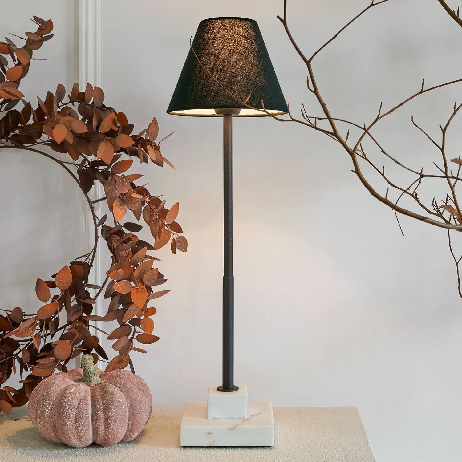 Lampada da tavolo Orvienne Lampada da tavolo con paralume nero e base in marmo, design moderno per soggiorno