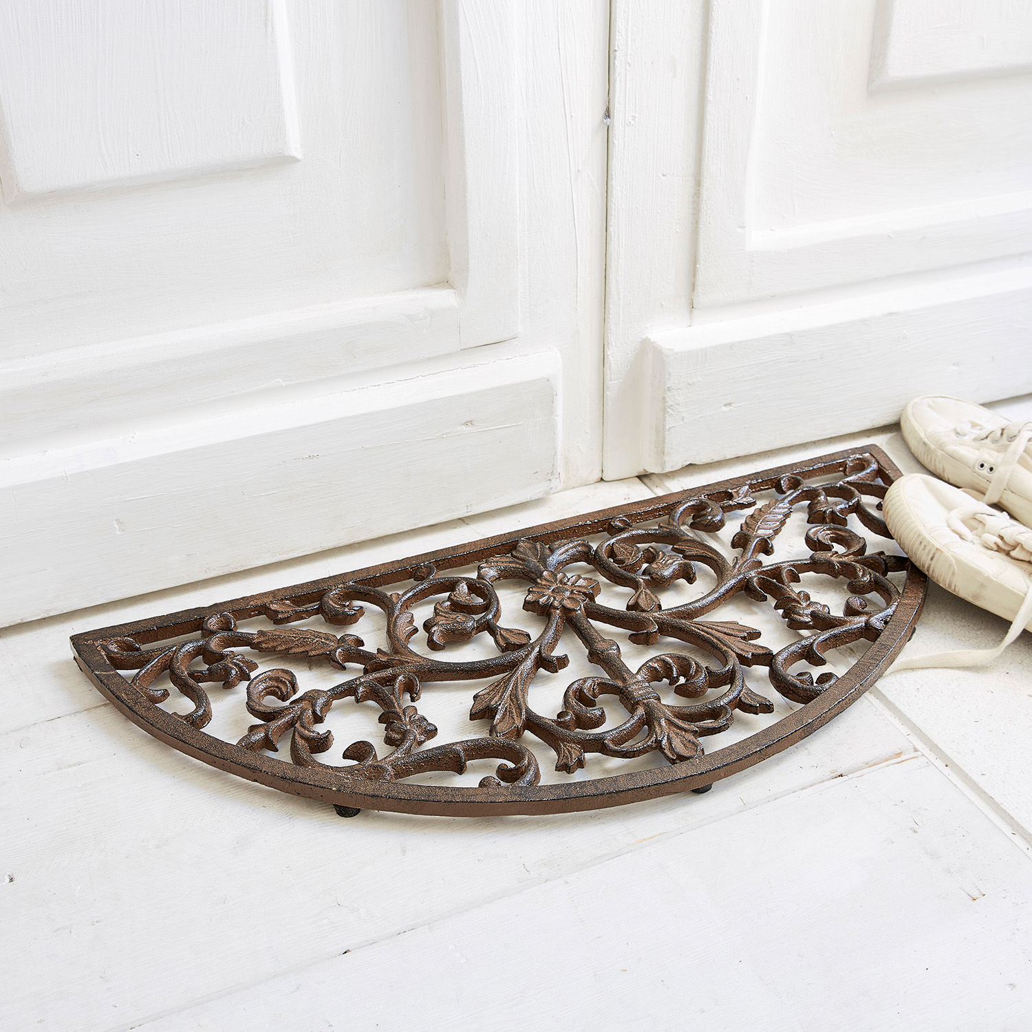 Raschietto per scarpe Karis Zerbino semicircolare in ferro battuto marrone con motivo decorativo di foglie e fiori per ingresso