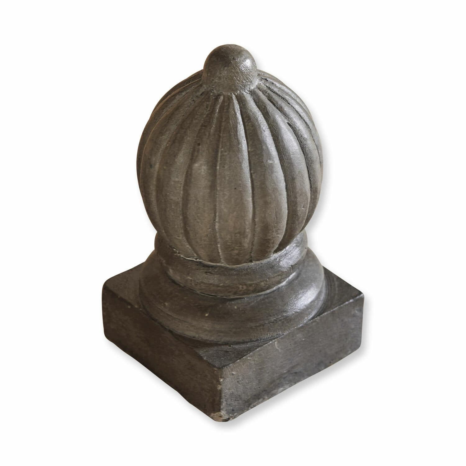 Fermaporta Bogataj Elemento decorativo in cemento grigio con forma sferica su base quadrata per giardino