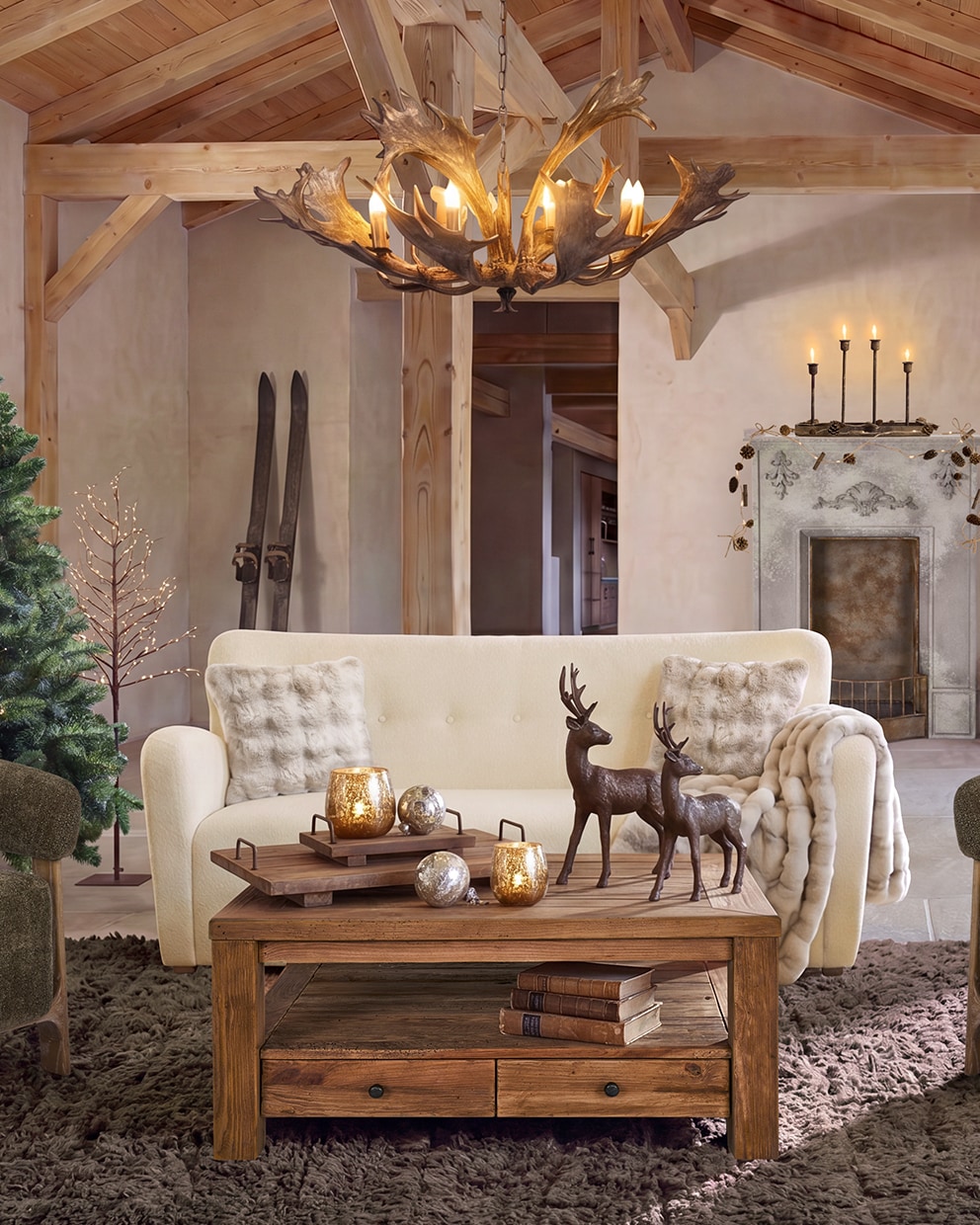 Soggiorno accogliente con divano beige, tavolino in legno e decorazioni di renne in stile rustico