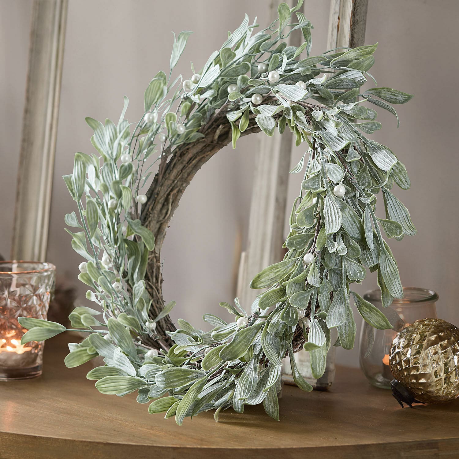 Ghirlanda Cunnig Corona decorativa con foglie verdi e perle su tavolo in legno, ornamento per interni