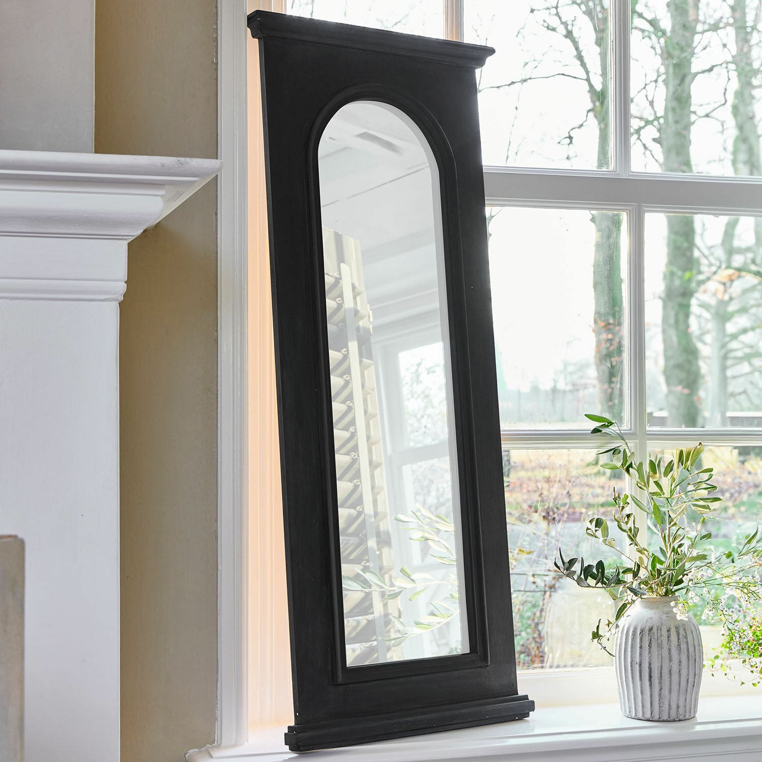 Specchio Timbercrest Specchio con cornice in legno nero e bordo superiore arrotondato appoggiato al davanzale