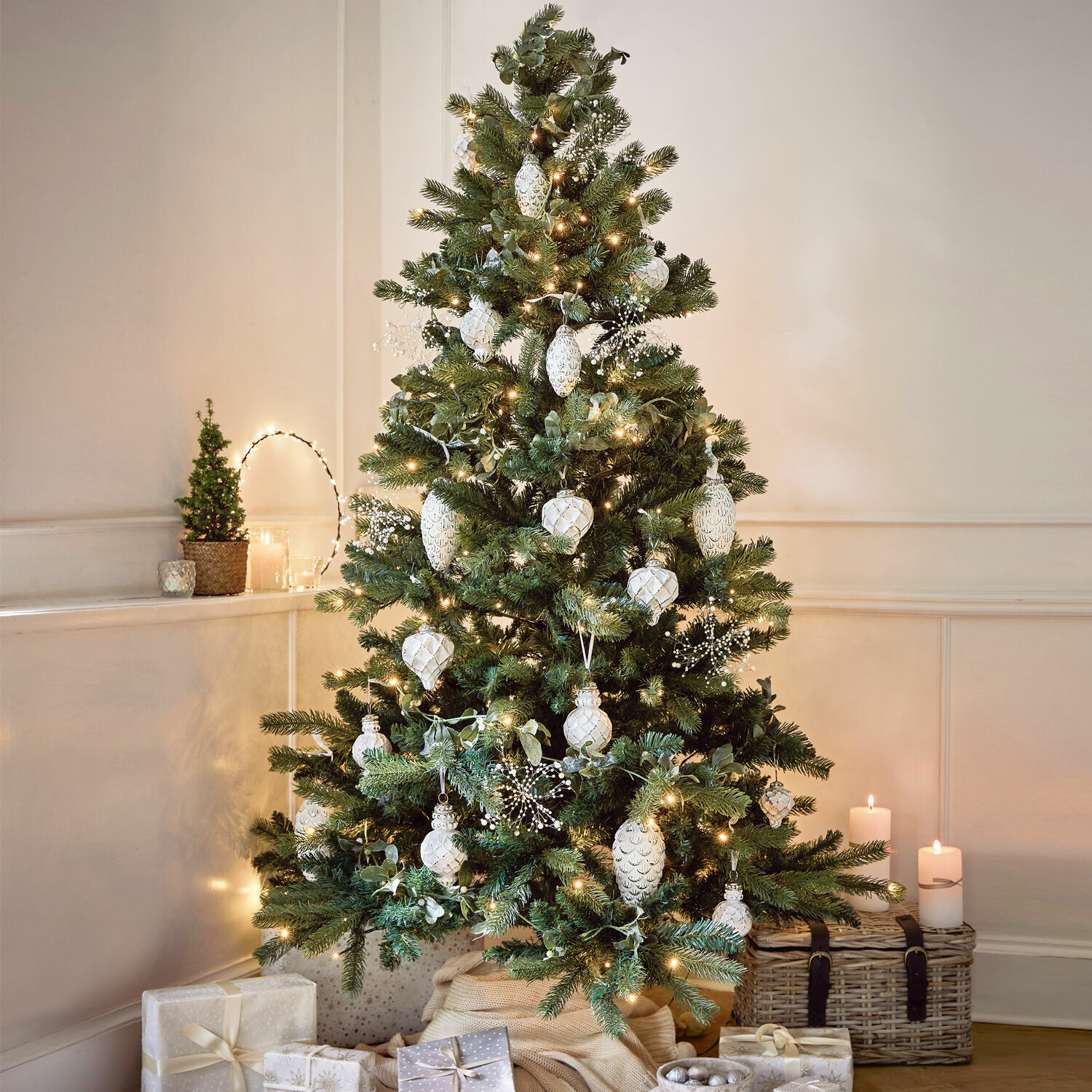 Albero di Natale Helford Albero di Natale verde con decorazioni bianche e luci calde, decorazioni festive con regali sotto