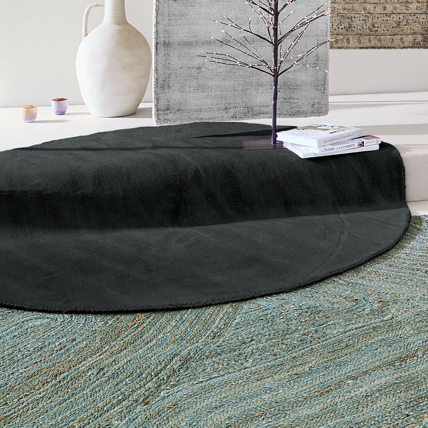 Tappeto Mariselle Tappeto rotondo nero in materiale morbido in interno luminoso con decorazioni e libri sopra