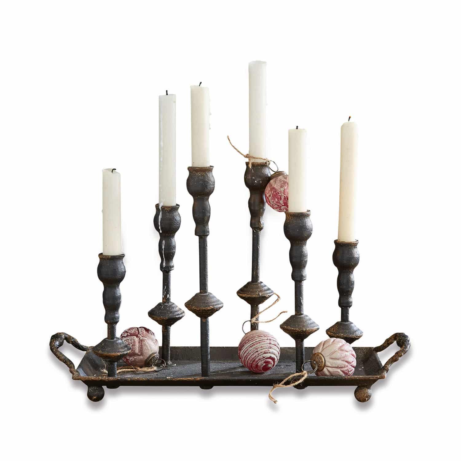 Portacandele Aisa Portacandele in metallo nero con candele bianche e decorazioni natalizie rosse su vassoio