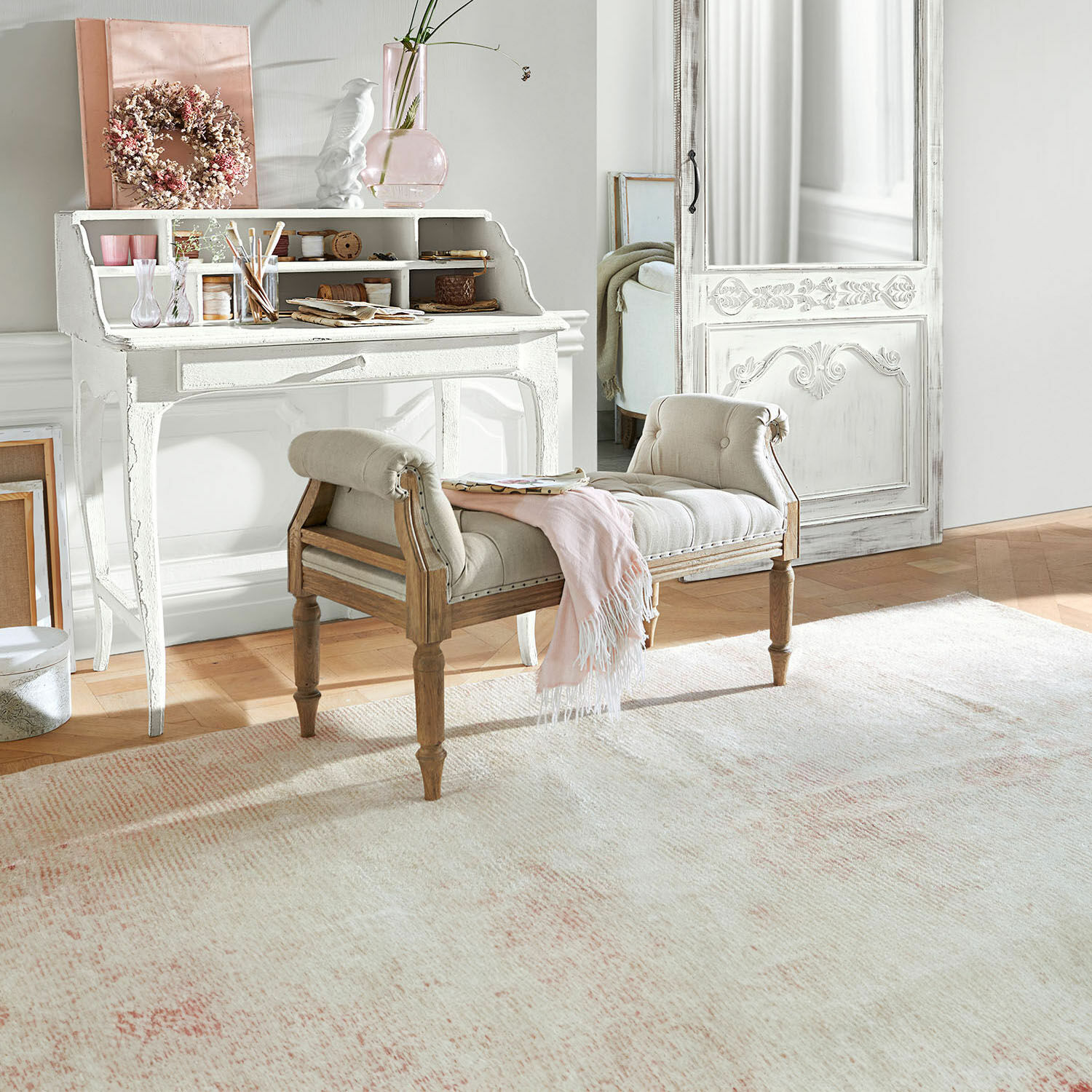 Panca Griveta Panca imbottita in legno chiaro e tessuto beige in soggiorno luminoso con tappeto chiaro