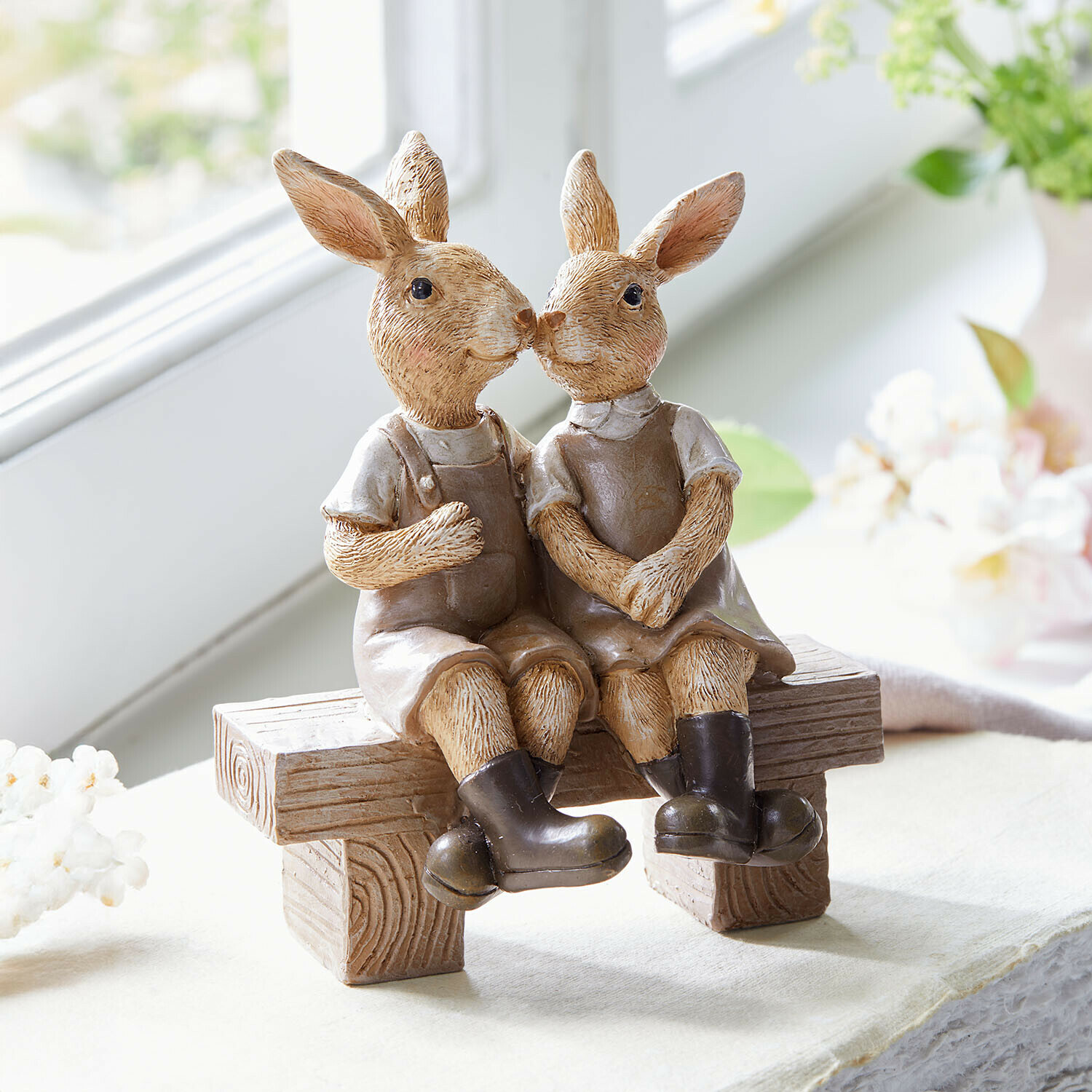 Coppia di conigli Faylin Statue di due conigli marroni in resina con vestiti seduti su una panchina decorativa in legno