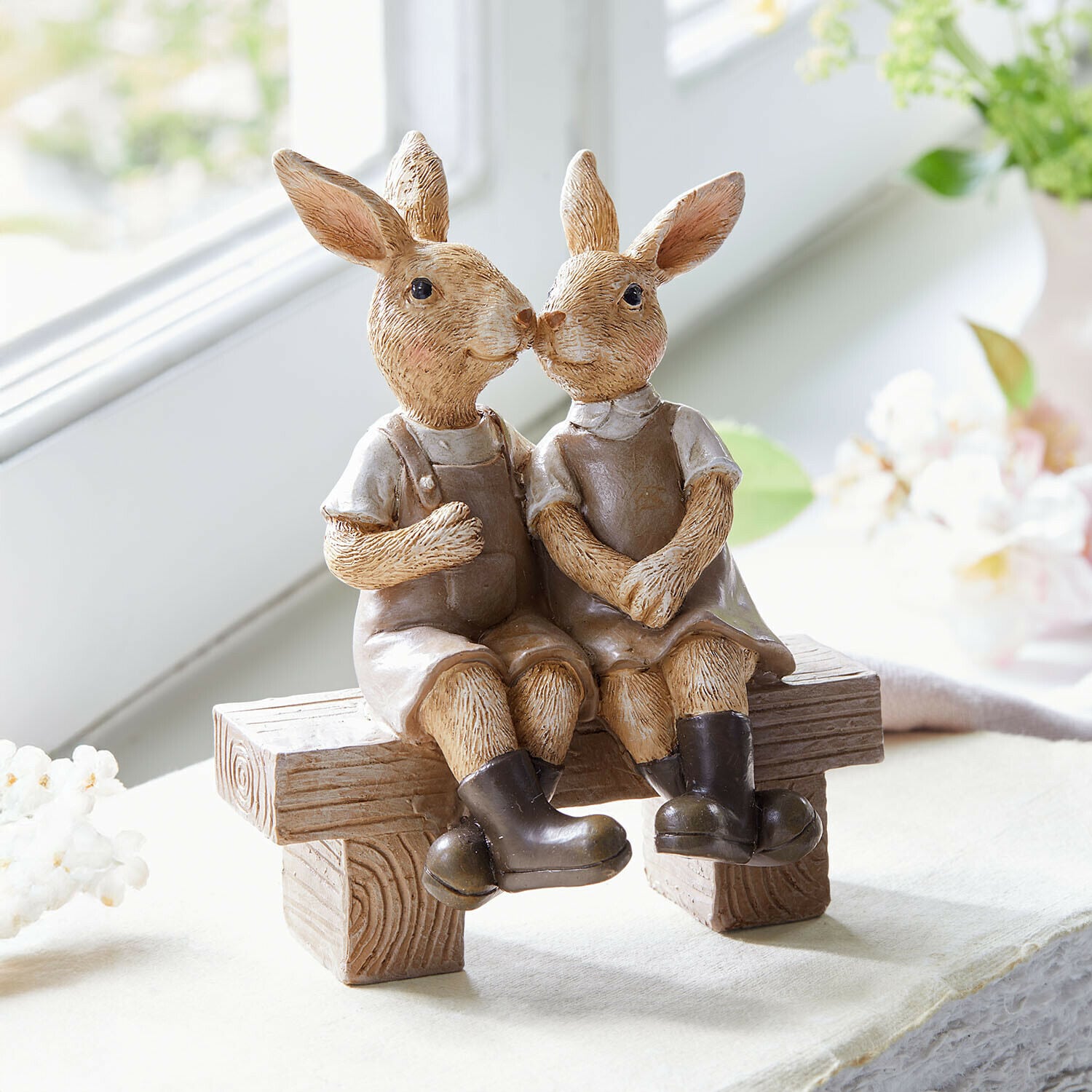 Coppia di conigli Faylin Statue di due conigli marroni in resina con vestiti seduti su una panchina decorativa in legno