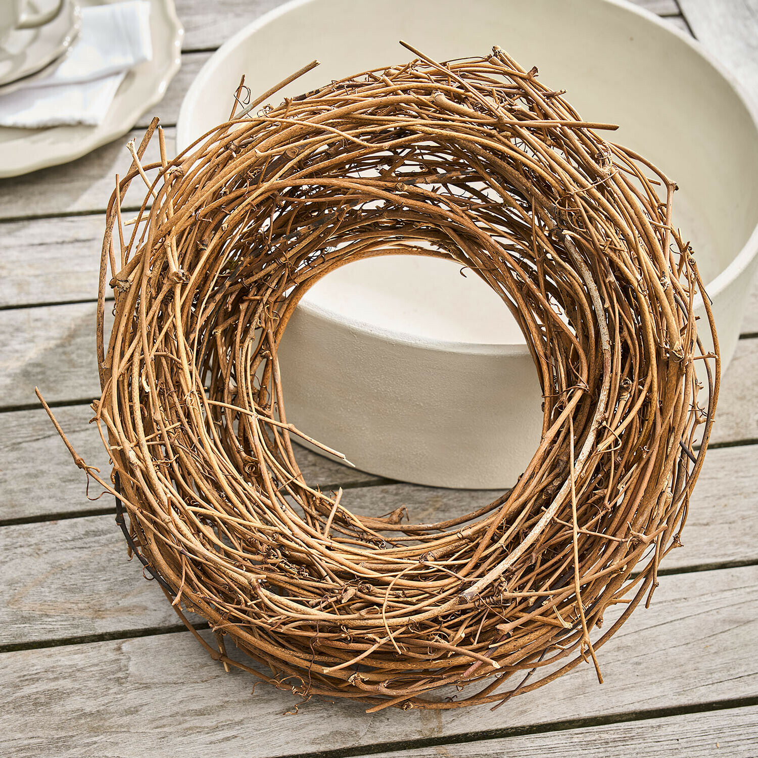 Ghirlanda Islene Corona naturale di rami marroni su tavolo in legno per decorazione d'interni