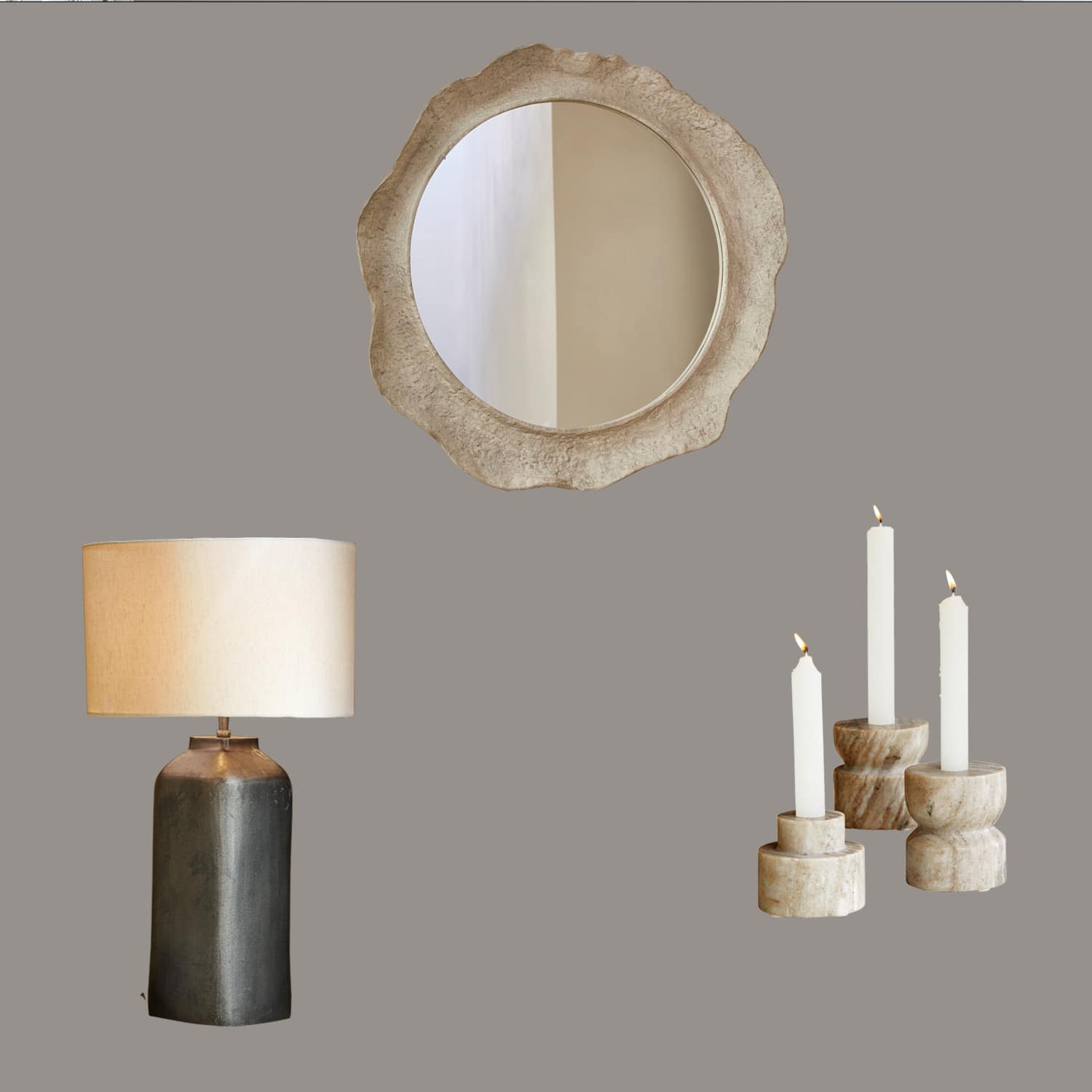 Lampada da tavolo con base in ceramica nera e paralume beige, specchio rotondo con cornice in pietra e set di portacandele in pietra