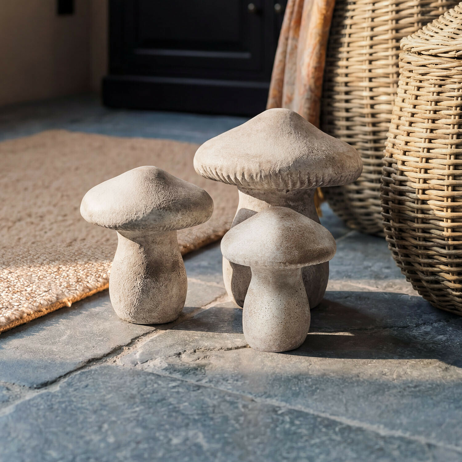 Set di 3 funghi Rynmor Tre funghi decorativi in cemento colore naturale su pavimento in pietra stile rustico