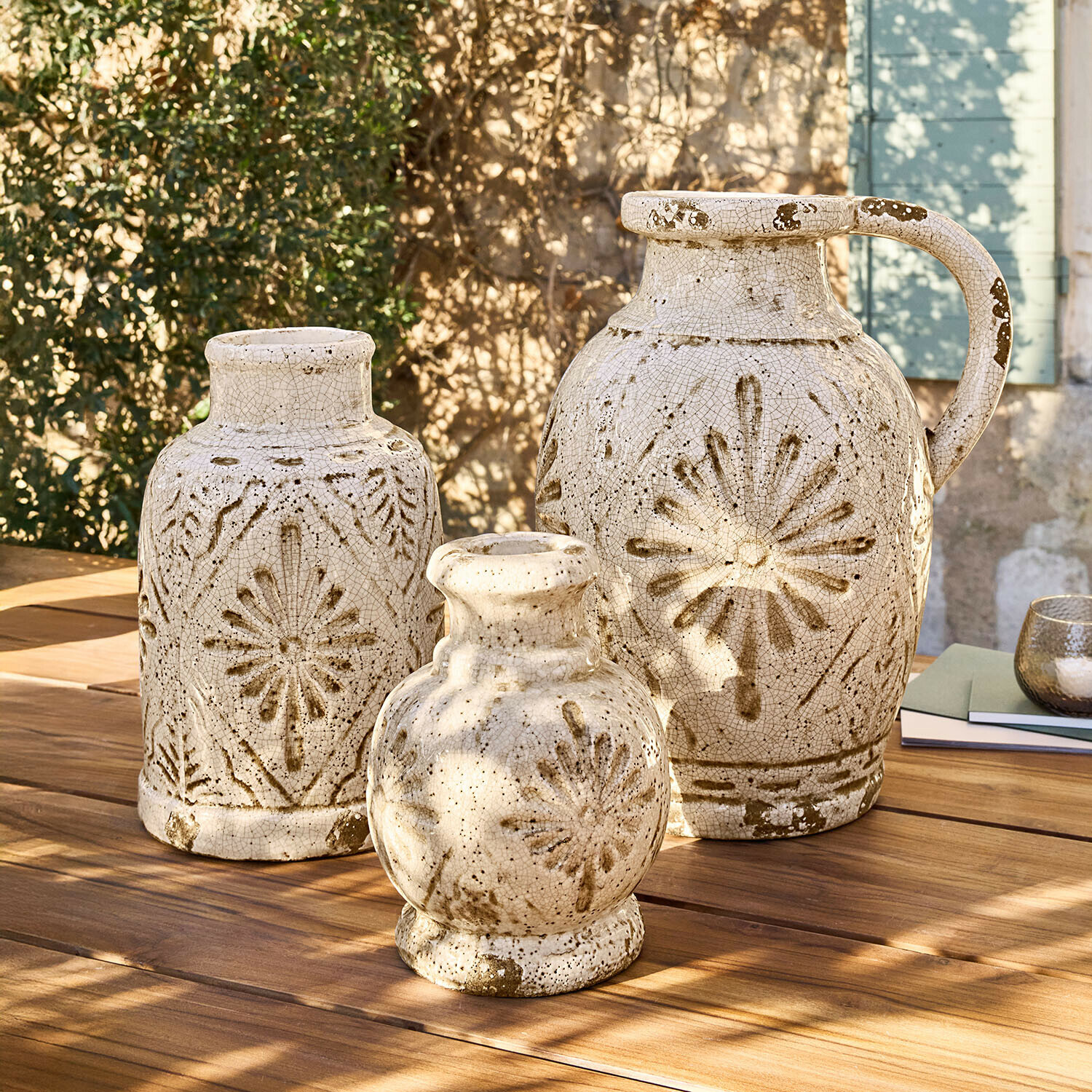 Set di 3 vasi Orsémine Set di tre vasi in ceramica color crema con motivi marroni su tavolo in legno all'aperto