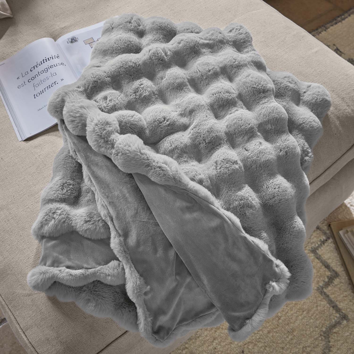 Coperta grigia morbida con motivo in pelliccia sintetica e retro in velluto per ambienti accoglienti