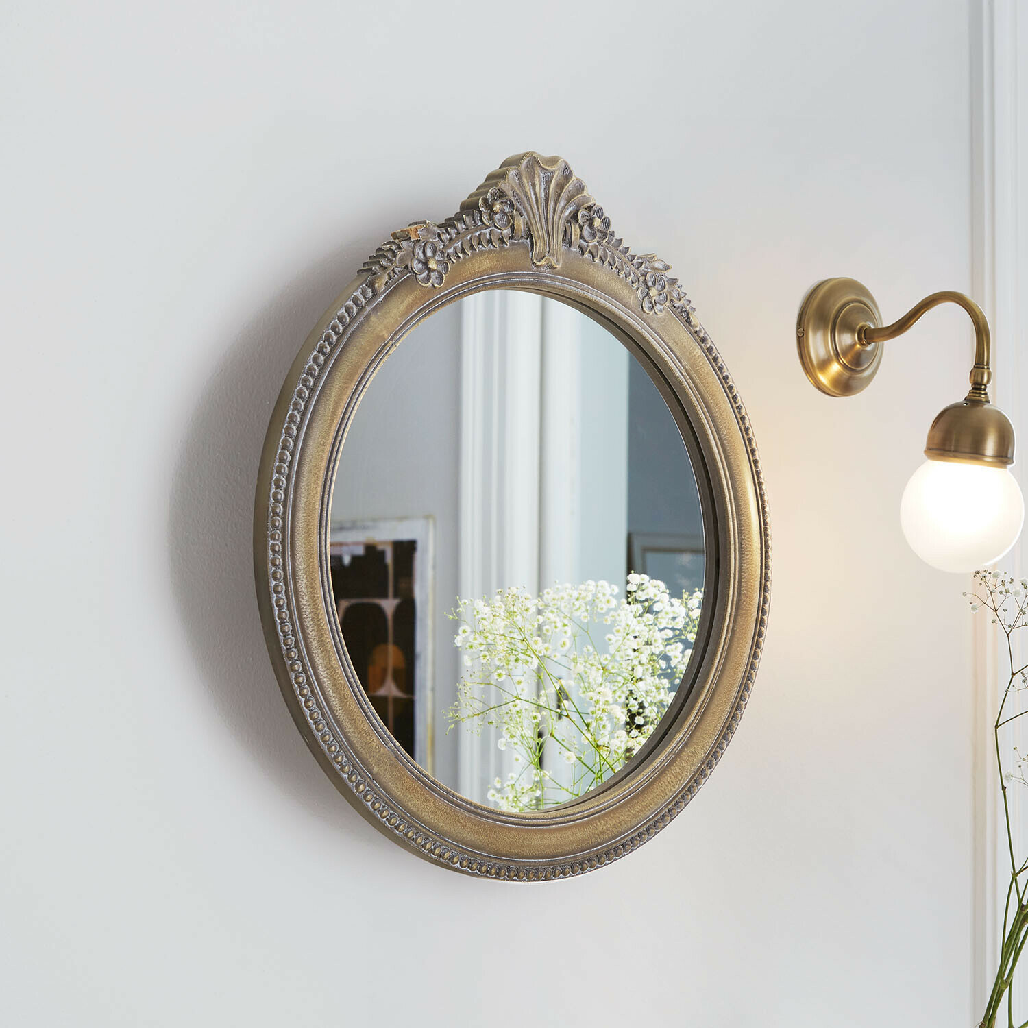 Specchio Avelisse Specchio ovale con cornice decorata color oro antico, elemento decorativo per interni vintage