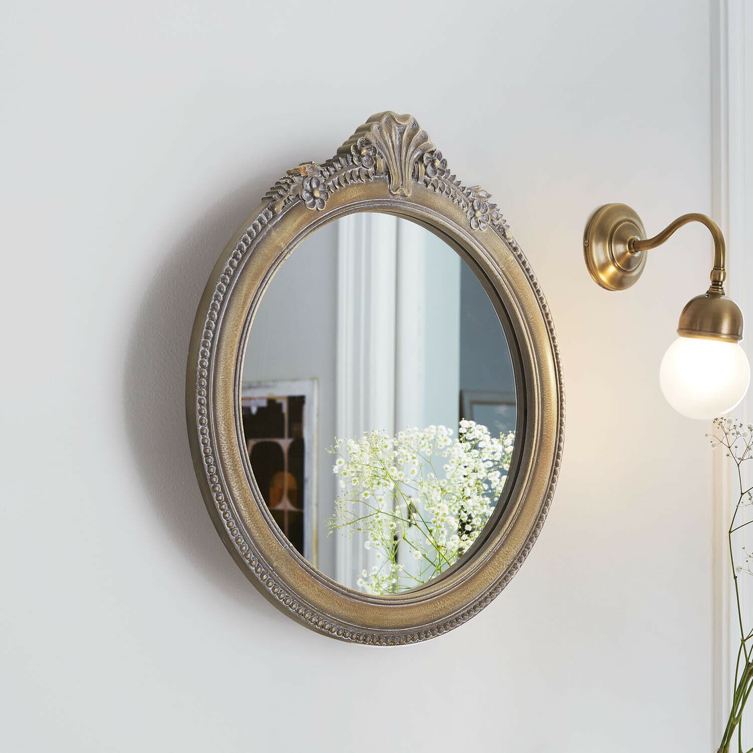 Specchio Avelisse Specchio ovale con cornice decorata color oro antico, elemento decorativo per interni vintage