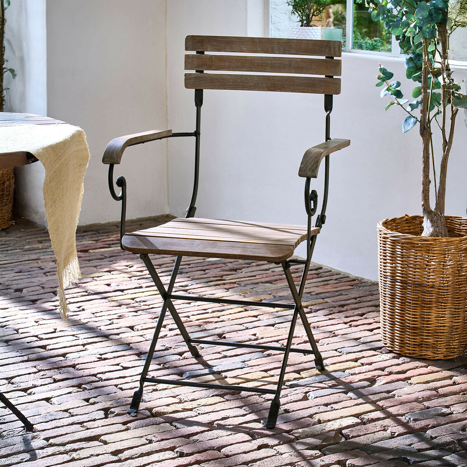 Sedia Arémont Sedia da giardino in legno e metallo colore naturale, perfetta per terrazza o veranda accogliente