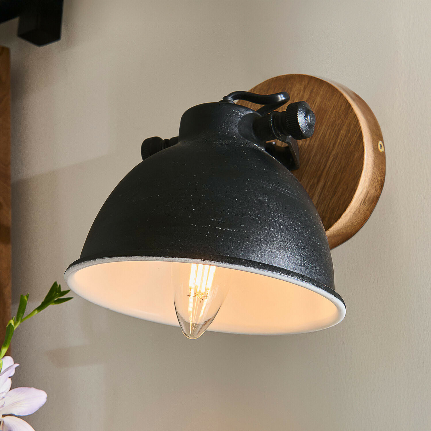 Applique da parete in metallo nero con base in legno e luce LED calda per interni industriali
