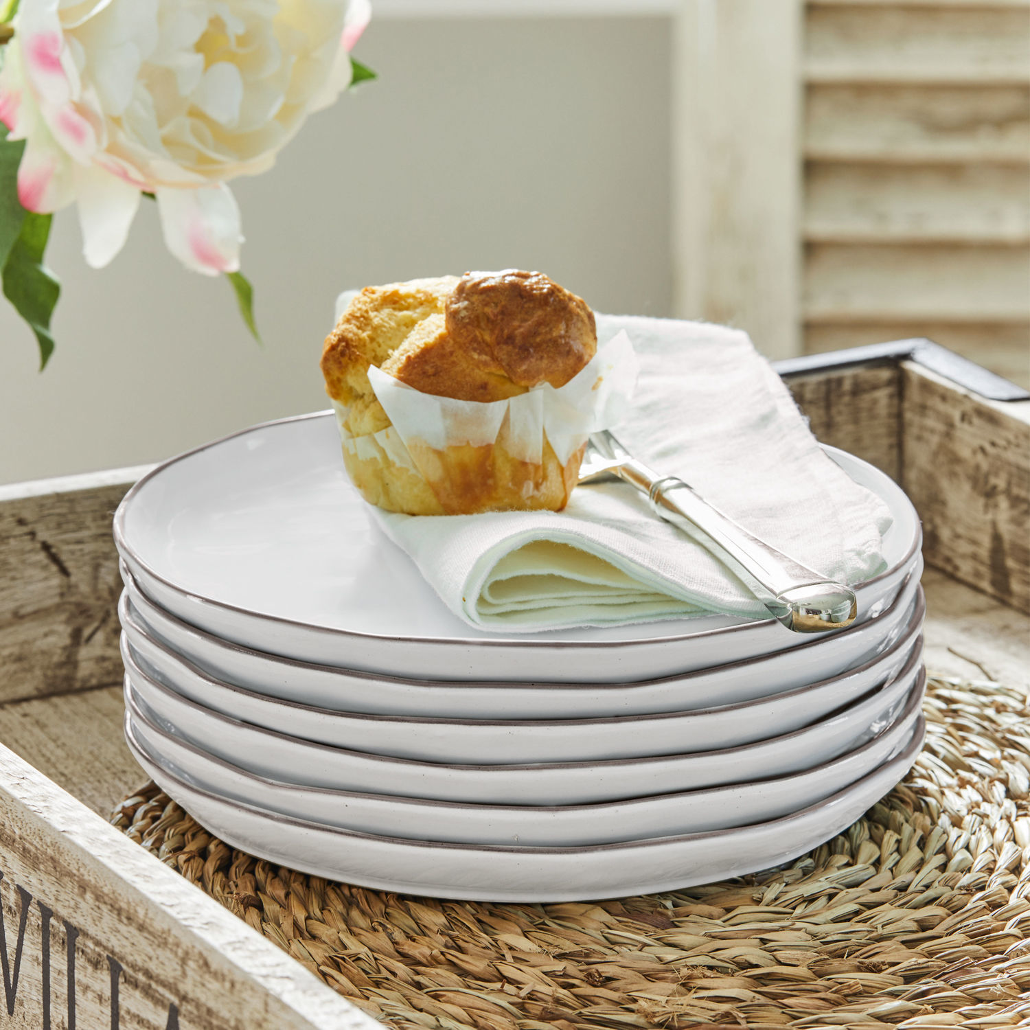 Set di 6 piattini Biarré Set di piatti bianchi in ceramica con muffin e coltello argentato su tovagliolo di lino