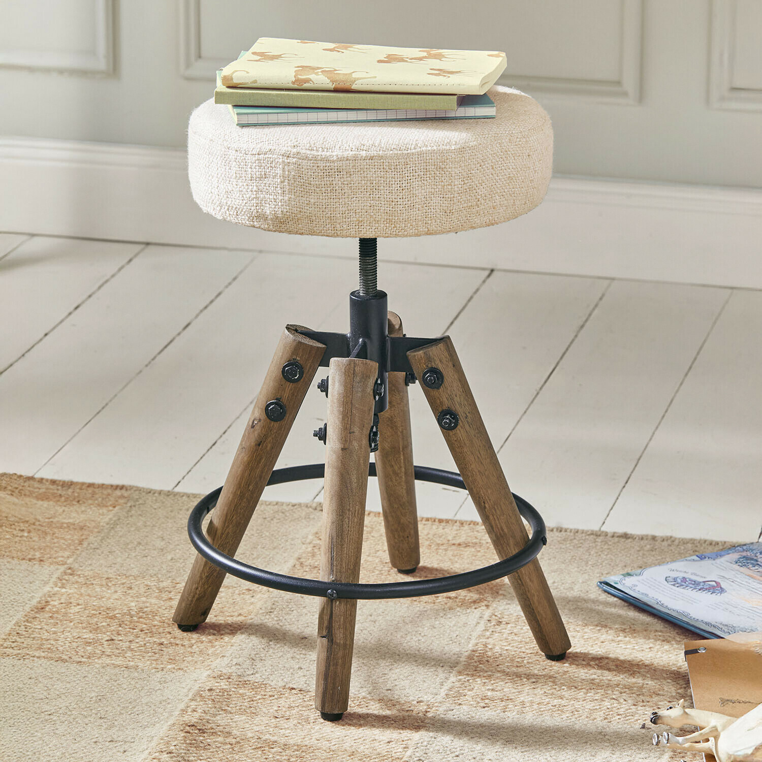 Sgabello per bambini Twist Sgabello con seduta regolabile in tessuto beige e gambe in legno con anello metallico nero
