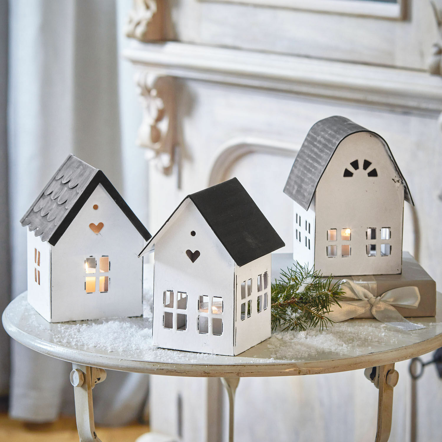 Set di 3 lanterne Lambray Lanternine decorative in metallo a forma di casette bianche e nere su tavolo festivo
