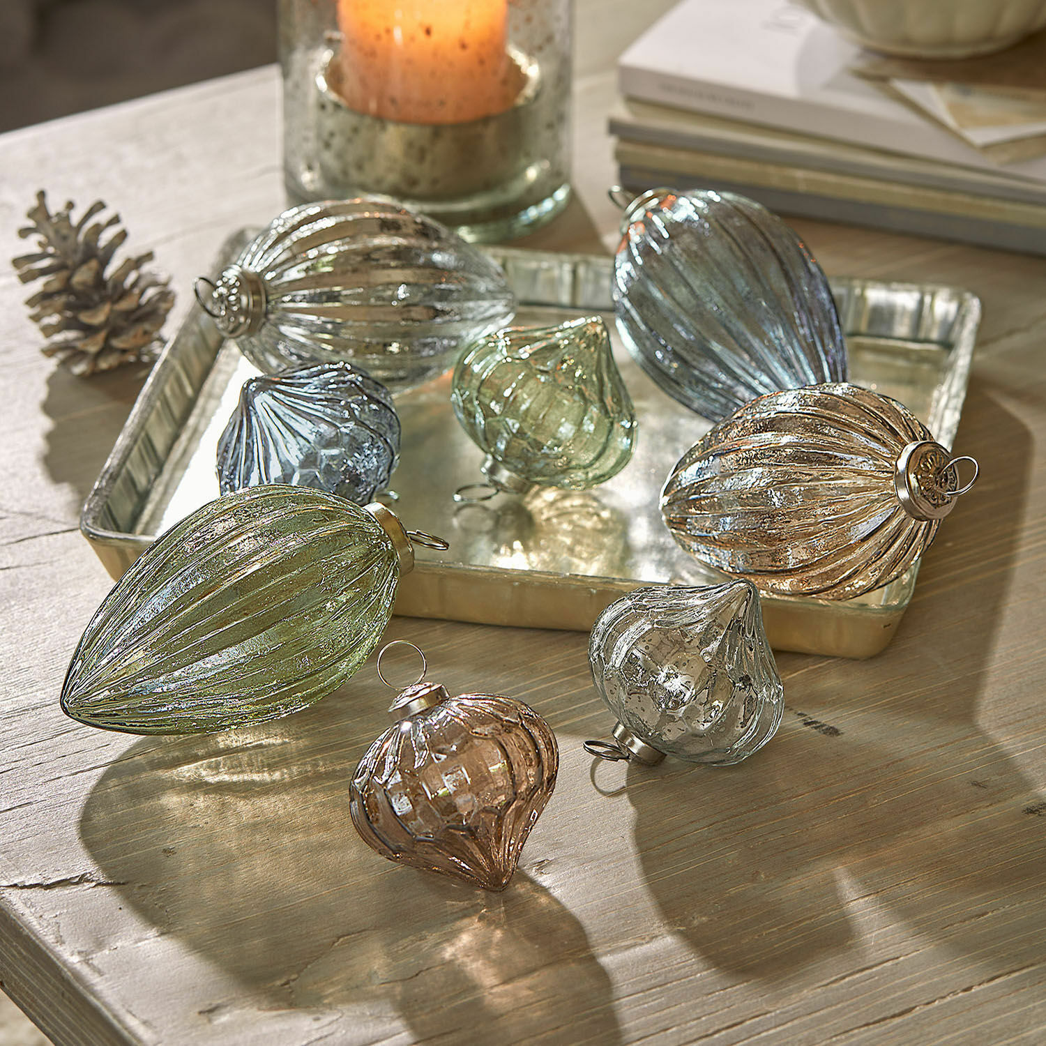 Set di 8 palline natalizie Azélisse Set di decorazioni natalizie in vetro di vari colori e forme su tavolo in legno