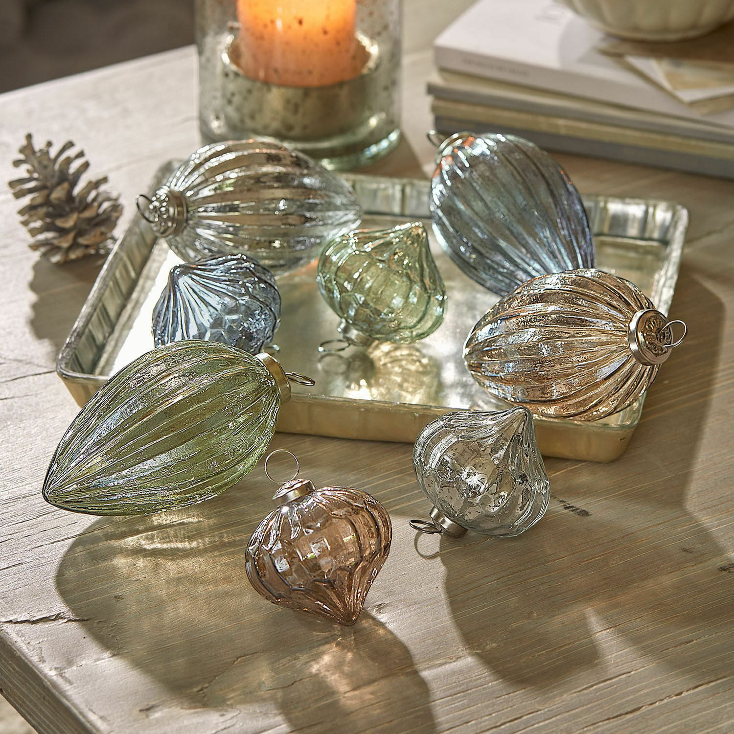 Set di 8 palline natalizie Azélisse Set di decorazioni natalizie in vetro di vari colori e forme su tavolo in legno