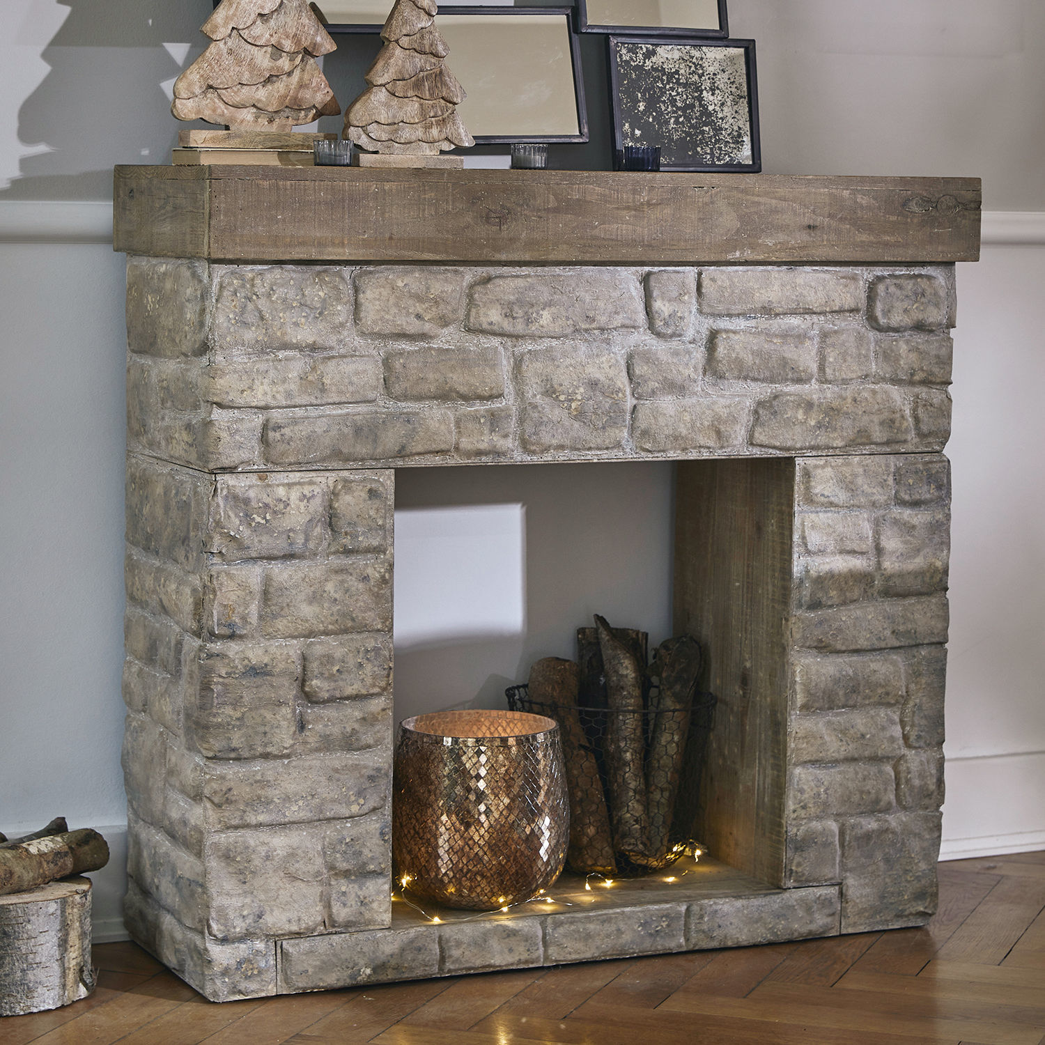 Consolle caminetto Evreux Camino decorativo in pietra e legno in tonalità naturali con decorazioni e luci LED
