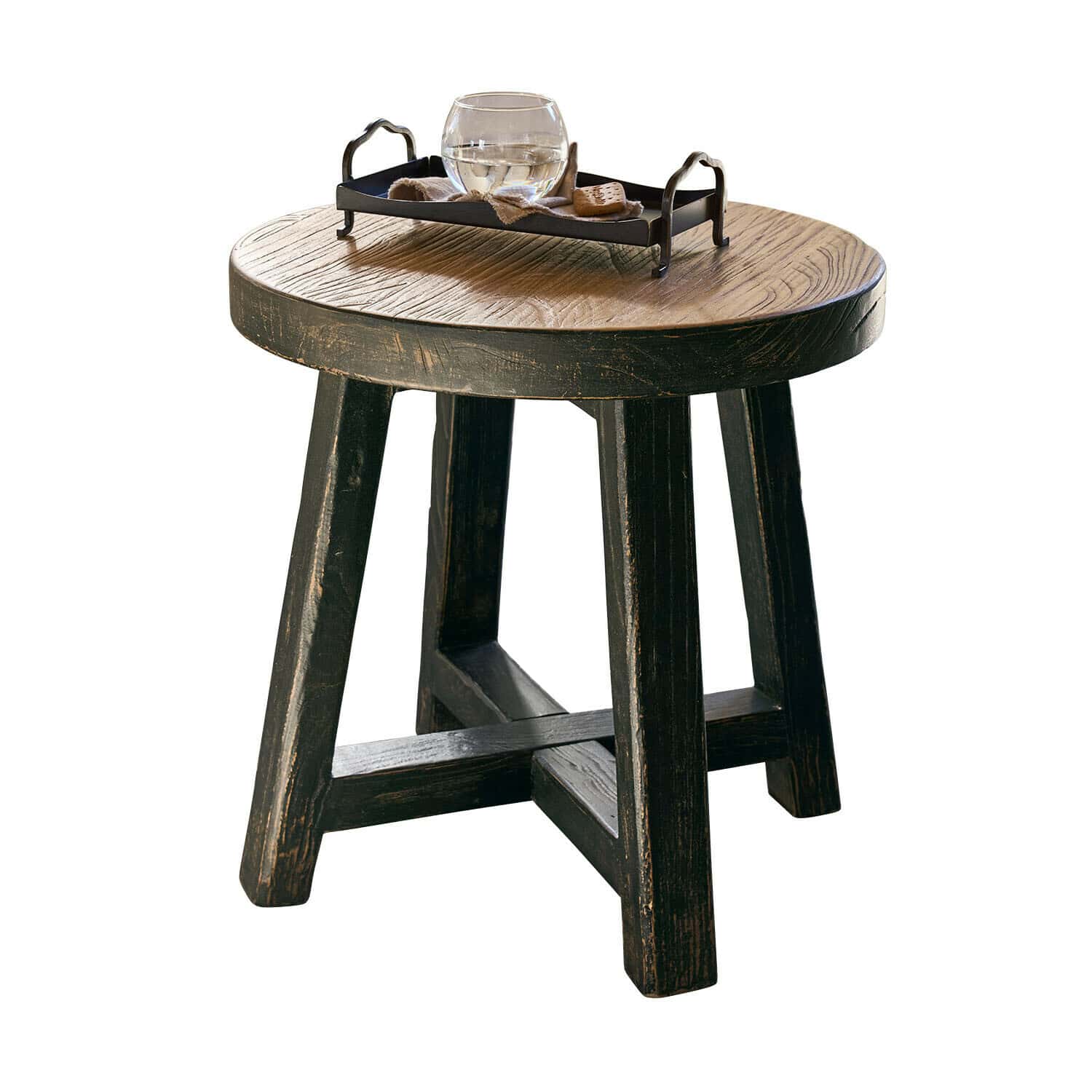 Tavolino di complemento Gorivel Tavolino rotondo in legno scuro con piano rustico e vassoio nero con bicchiere d'acqua