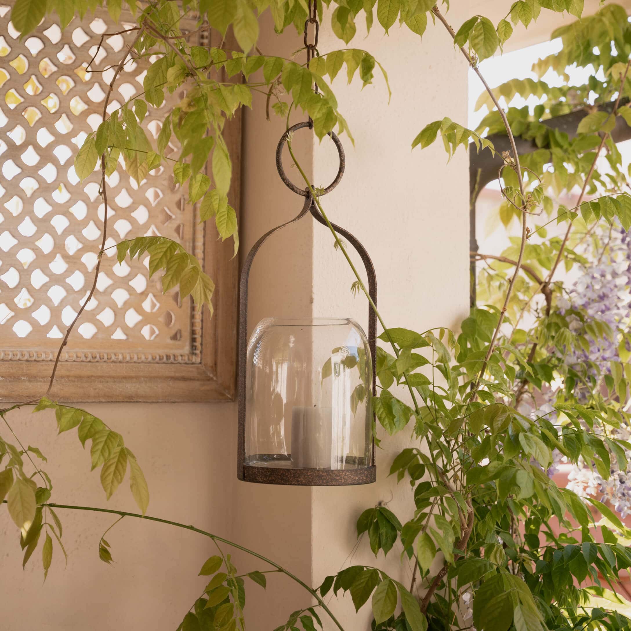 Lanterna sospesa in metallo e vetro con candela bianca, decorazione rustica da giardino