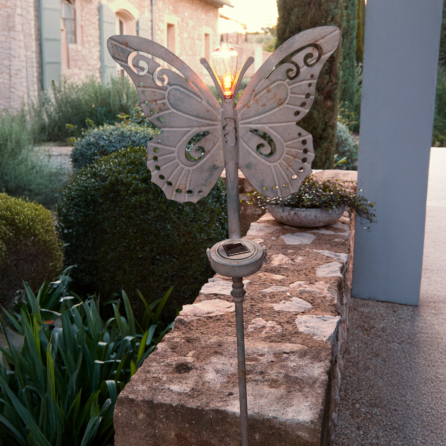 Lanterna solare Pavrelle Lampada da giardino a forma di farfalla in metallo grigio con pannello solare e lampadina LED accesa