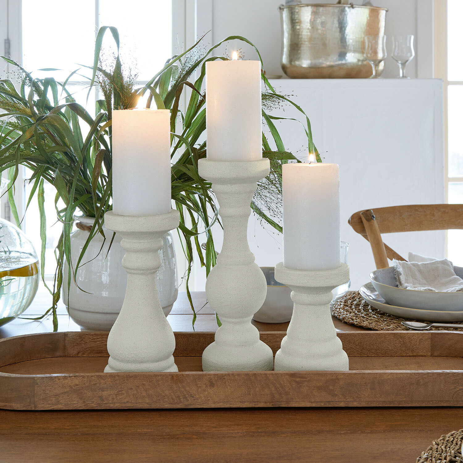 Set di 3 candelieri Quenlivre Set di tre portacandele bianchi in pietra su vassoio di legno, decorazione per tavolo