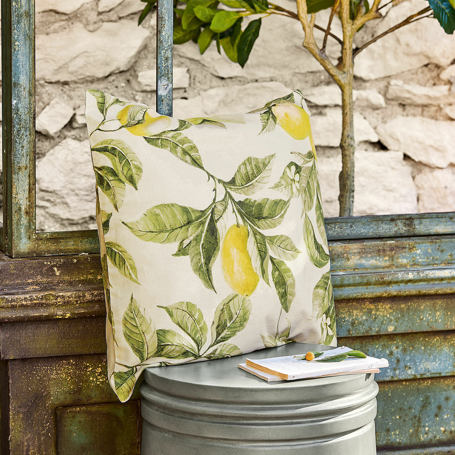 Copricuscino Darfield Cuscino decorativo in cotone con foglie verdi e limoni gialli su sfondo chiaro