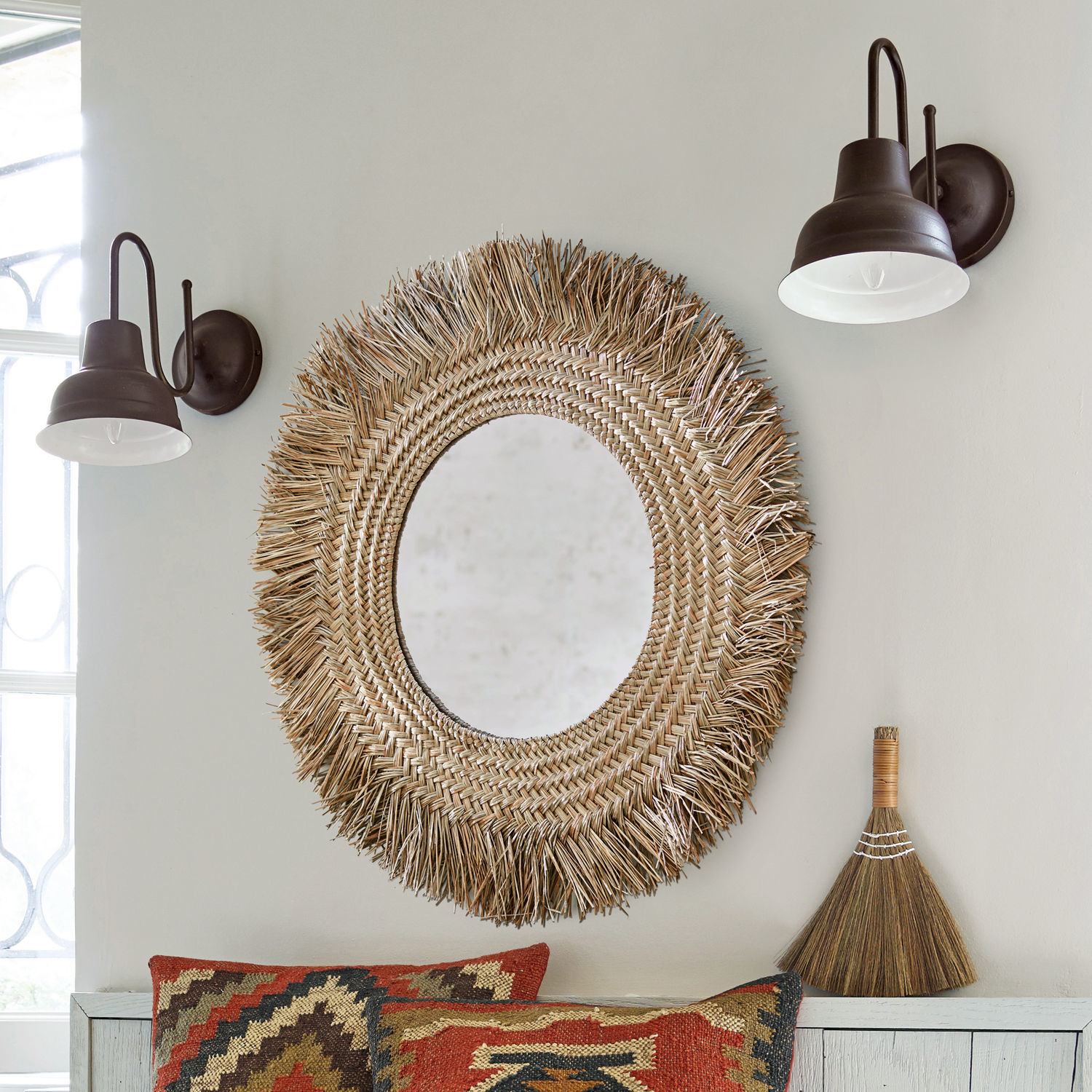Specchio Qurduba Specchio rotondo con cornice intrecciata in erba marina colore naturale per decorazione muro.