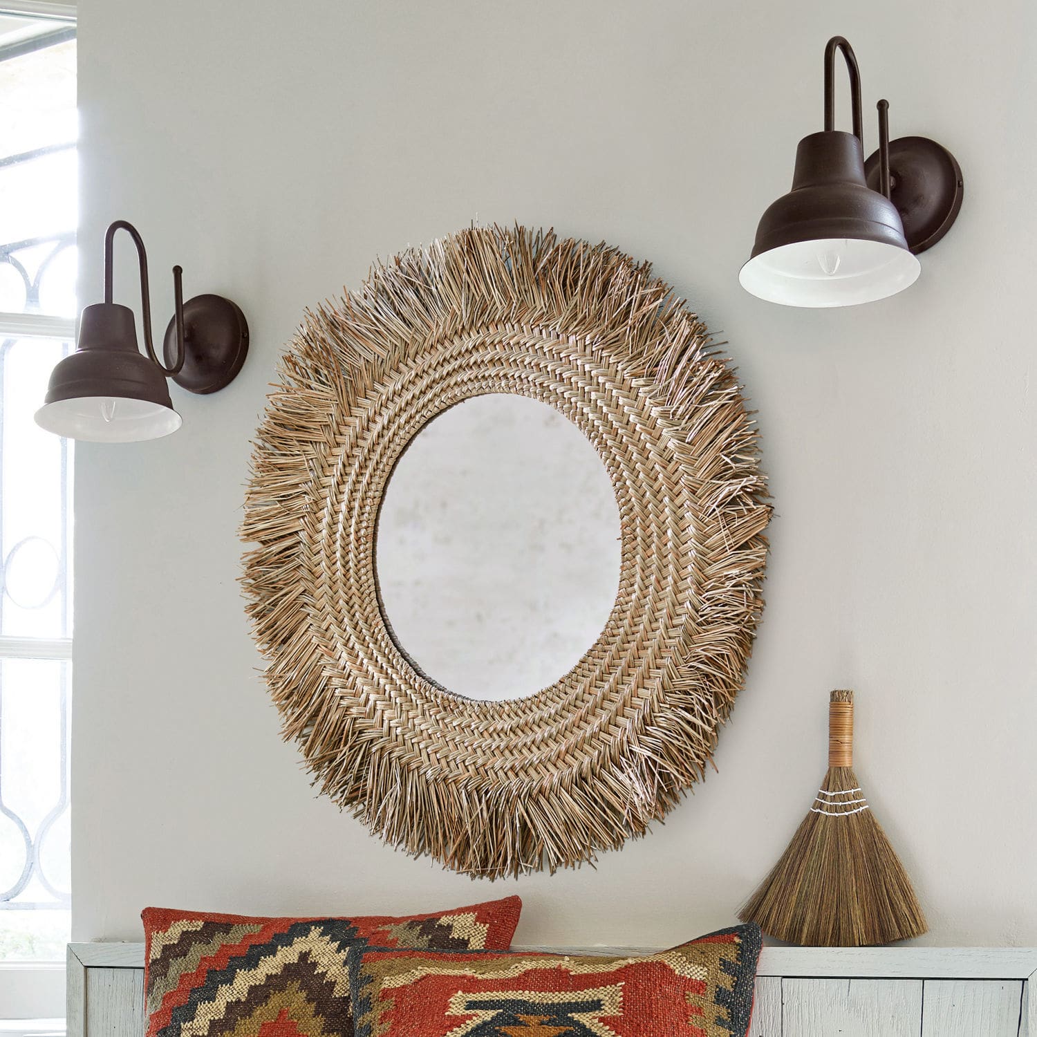 Specchio Qurduba Specchio rotondo con cornice intrecciata in erba marina colore naturale per decorazione muro.