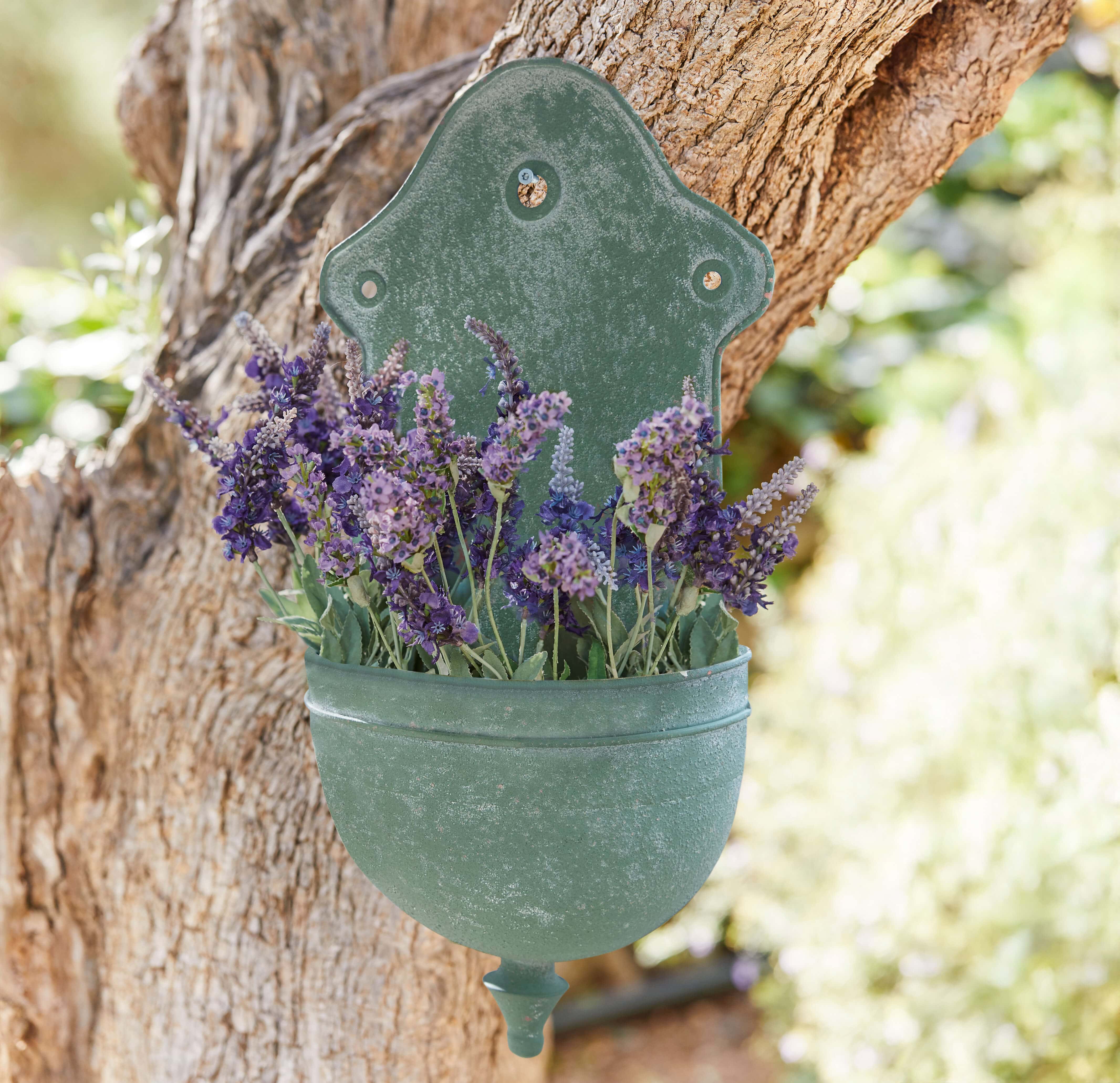Fioriera da parete in metallo verde con fiori di lavanda viola, decorazione da giardino