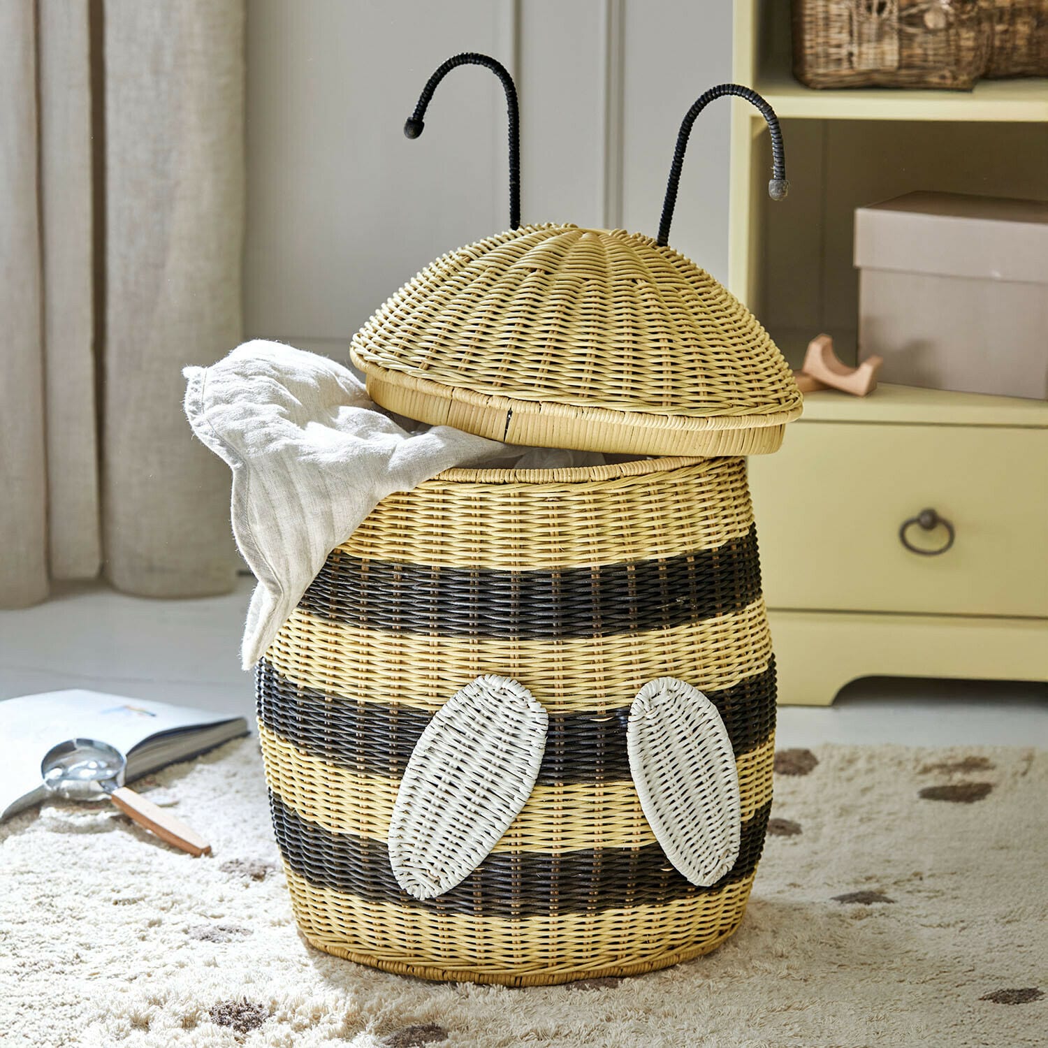 Cesto Fluttery Cesto porta biancheria in rattan a forma di ape con strisce naturali e nere per riporre vestiti