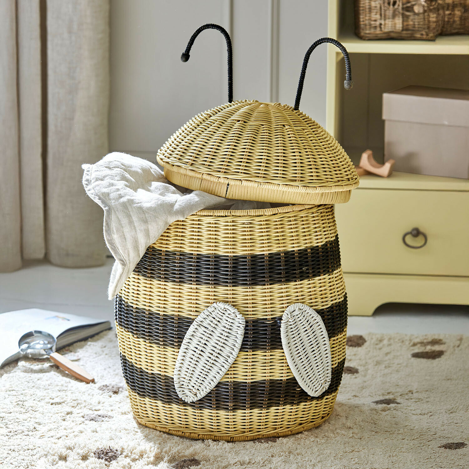 Cesto Fluttery Cesto porta biancheria in rattan a forma di ape con strisce naturali e nere per riporre vestiti