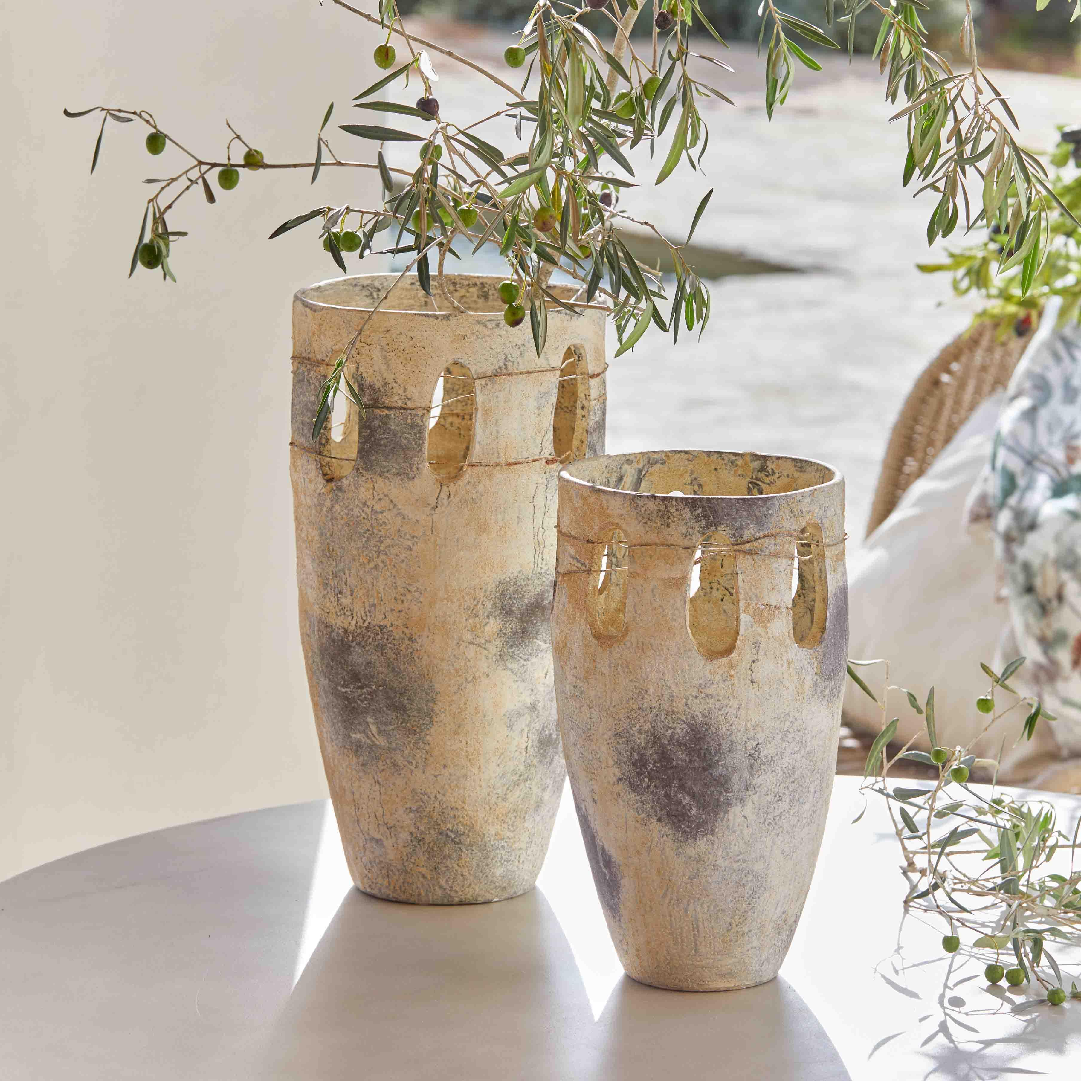 Due vasi in ceramica beige e grigia con ritagli ovali, decorazione elegante per tavolo e interni