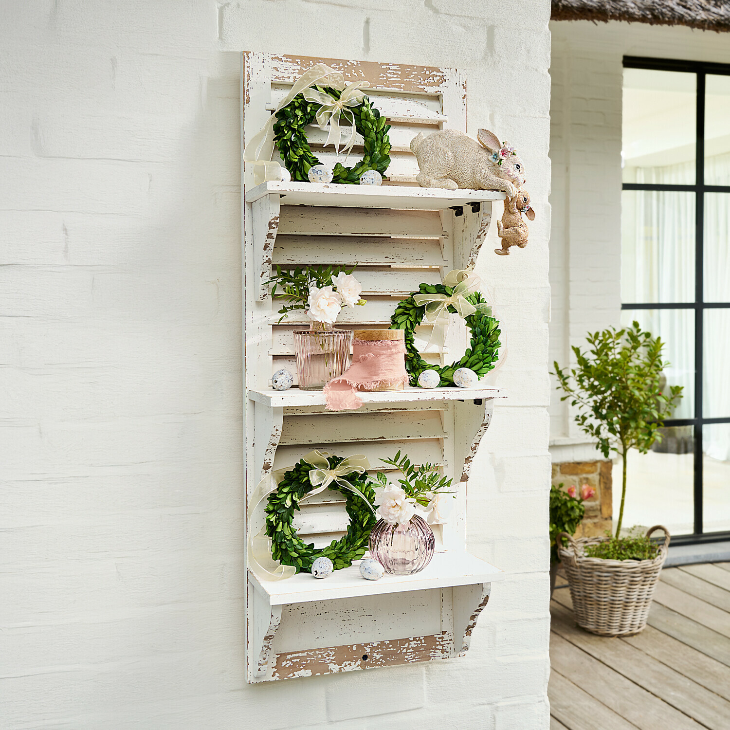 Scaffale Morclerey Mensola da parete in legno bianco in stile shabby con corone verdi e decorazioni pasquali
