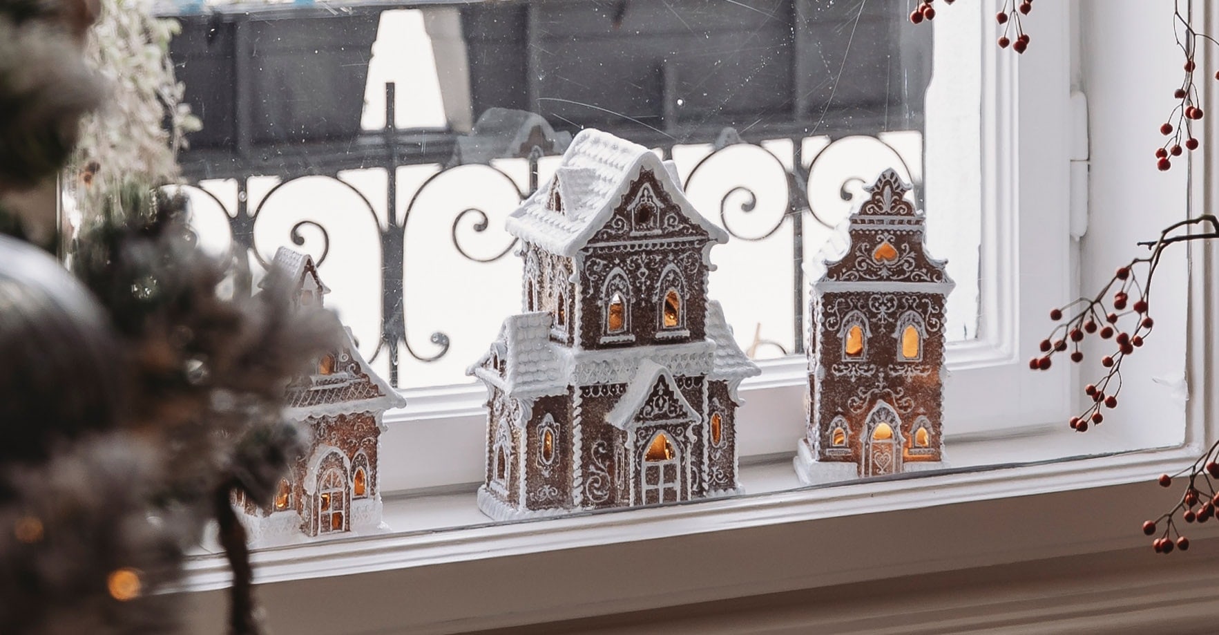 Casette di pan di zenzero decorative con glassa bianca e illuminazione sul davanzale per Natale