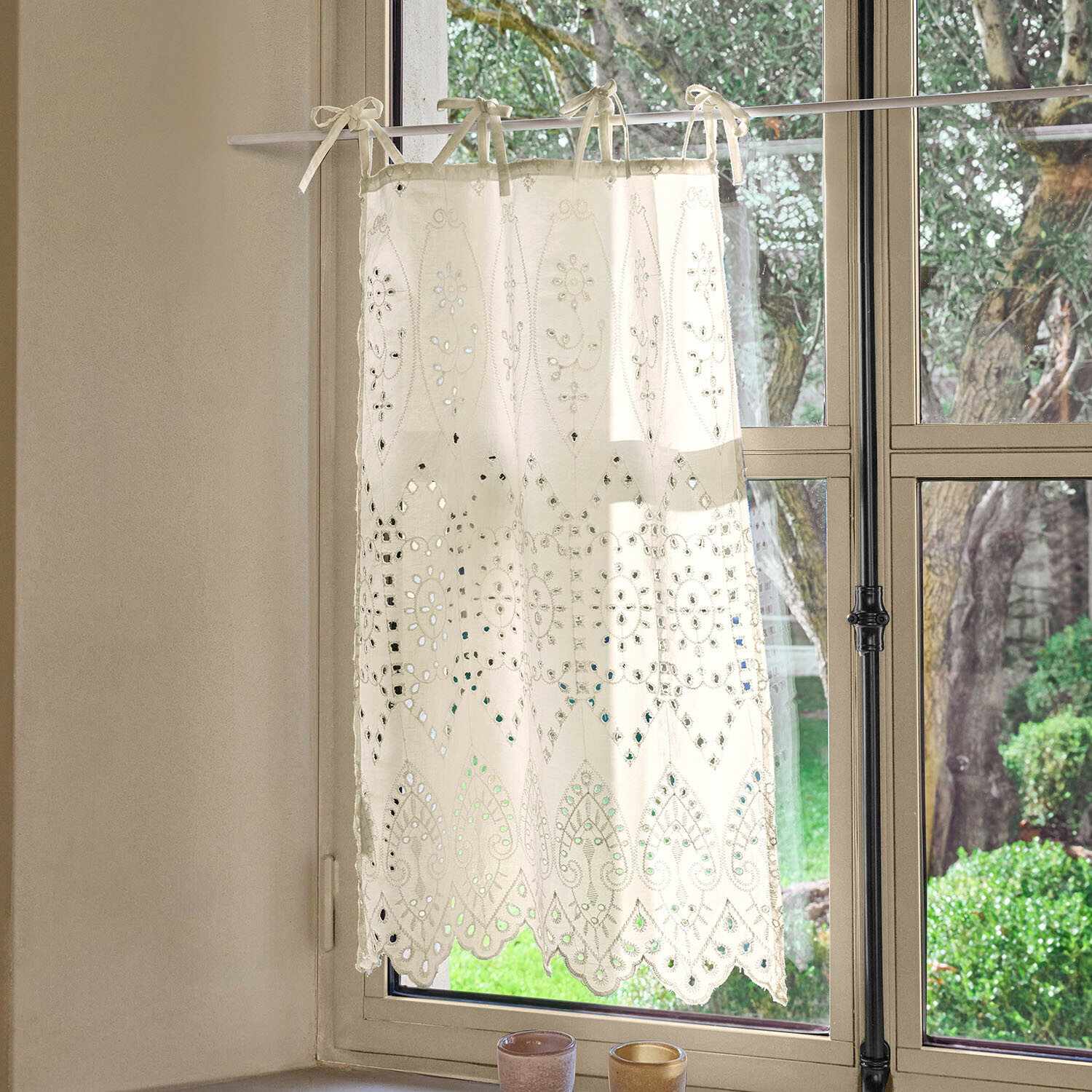 Tenda bianca in cotone con ricamo e motivo traforato, decorazione per finestra elegante