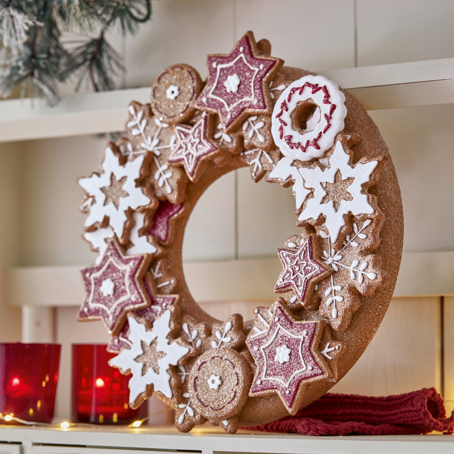 Ghirlanda Anyama Corona natalizia decorativa con biscotti di pan di zenzero a forma di stelle e fiocchi di neve marroni e bianchi