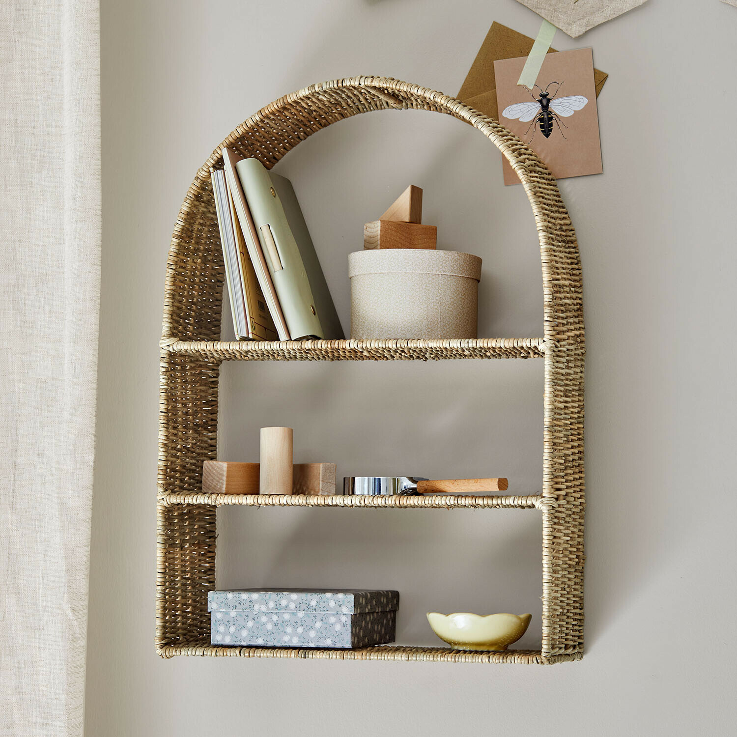 Scaffale da parete Mavellan Mensola da parete in rattan naturale con decorazioni e libri per riporre oggetti