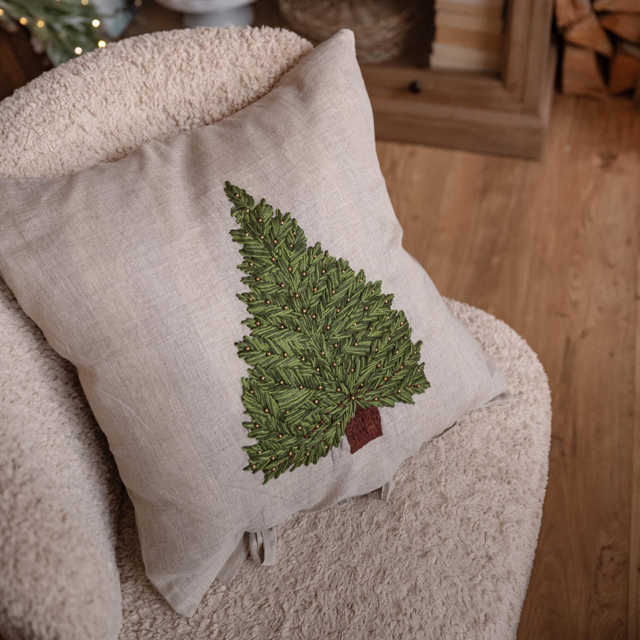 Cuscino in lino beige con albero verde ricamato e tronco marrone, decorazione natalizia per soggiorno