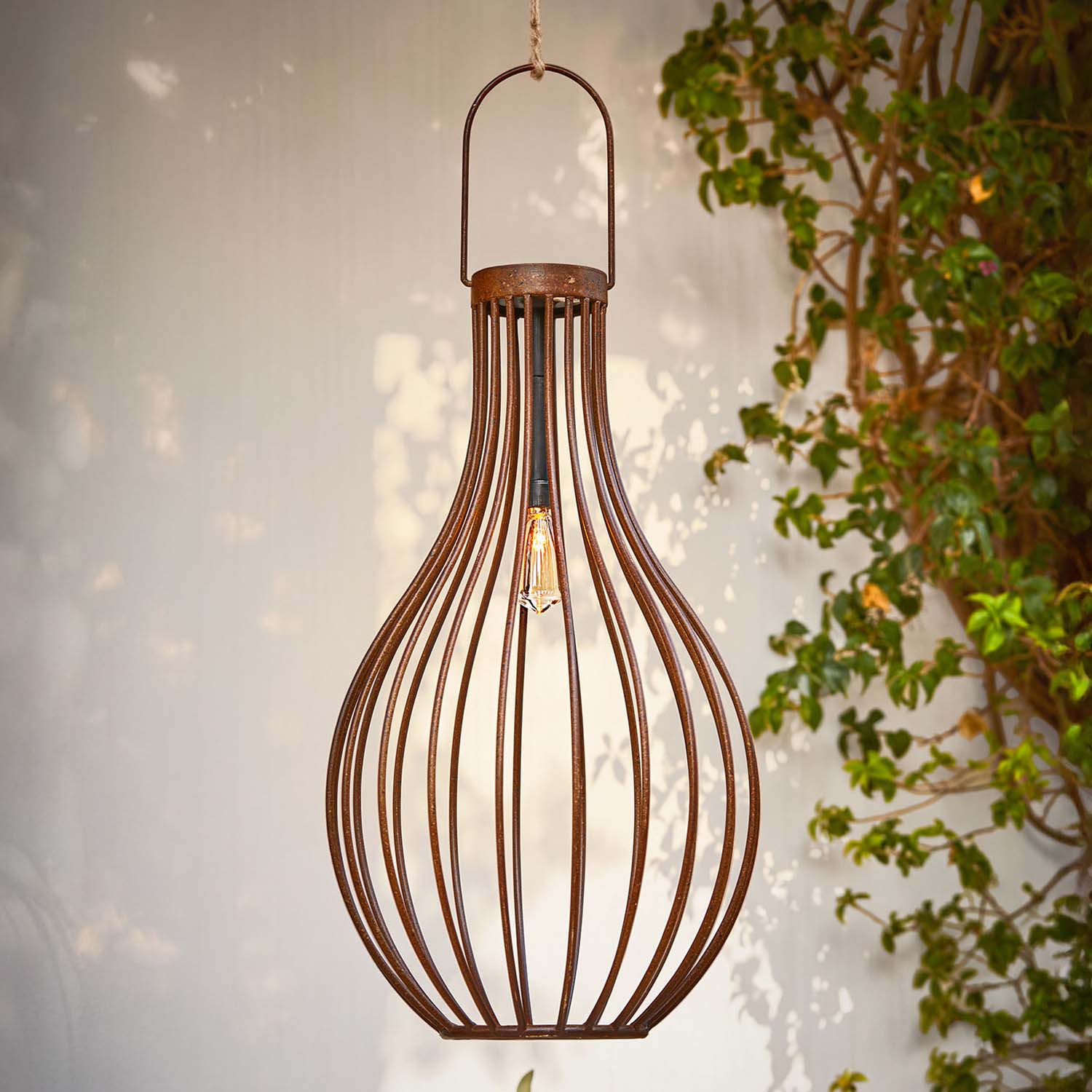 Lampada a sospensione in metallo arrugginito con lampadina visibile, illuminazione decorativa stile industriale